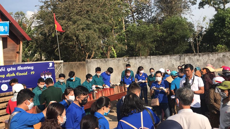 Thành Đoàn Buôn Ma Thuột phối hợp với Chi đoàn VNPT khối kinh doanh Buôn Ma Thuột tổ chức phát quà cho các hộ dân tại Buôn M’Túc, phường EaTam