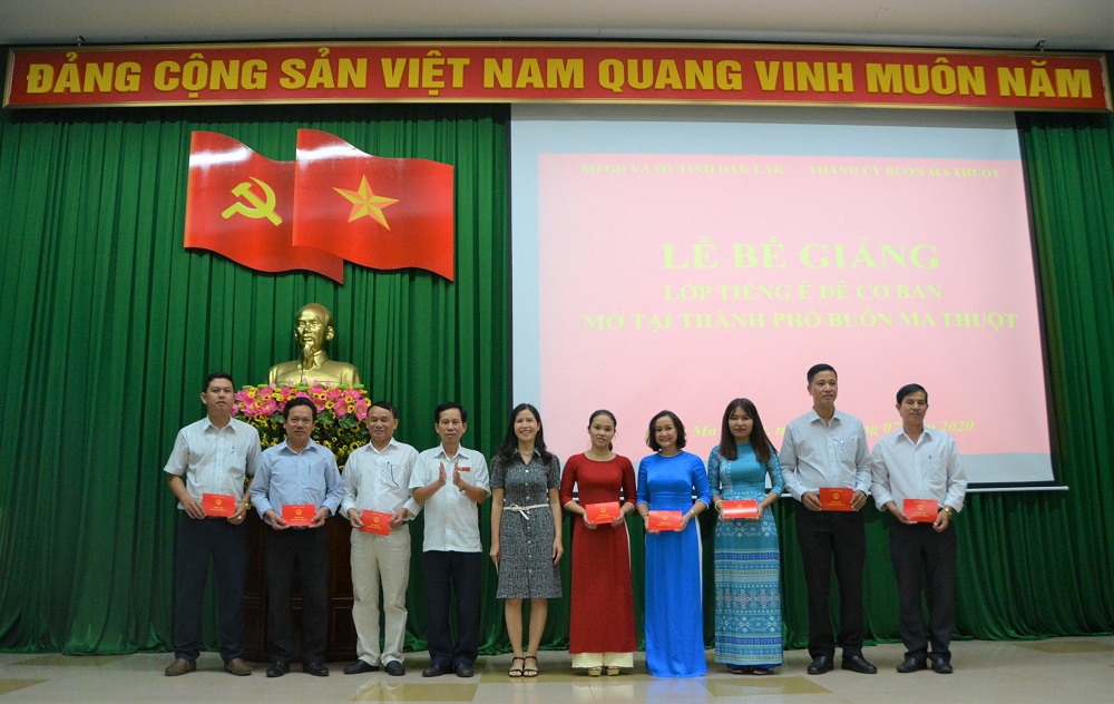 Bế giảng lớp học chữ và tiếng Ê Đê cơ bản cho cán bộ, công chức thành phố và xã, phường