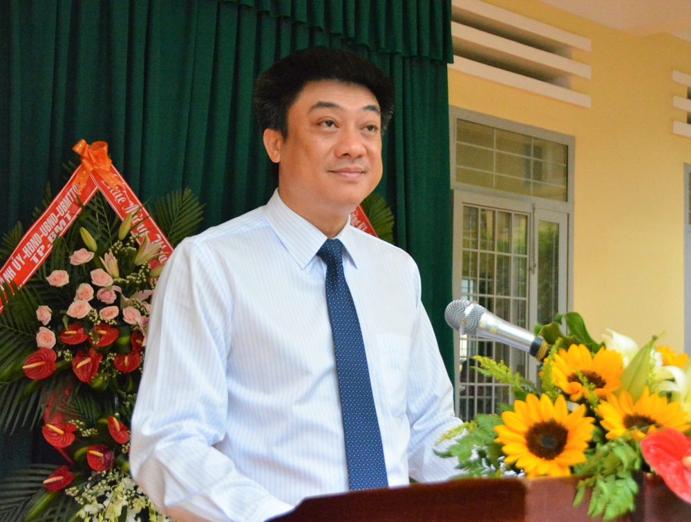 Bí thư Thành uỷ Buôn Ma Thuột dự Lễ Khai giảng năm học mới tại trường THCS Nguyễn Văn Cừ.