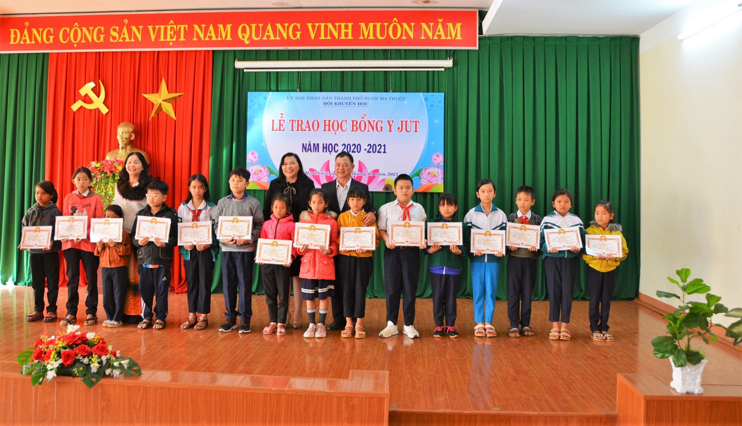 Hội Khuyến học thành phố Buôn Ma Thuột: Trao gần 100 suất học bổng Y Jut học sinh nghèo vượt khó