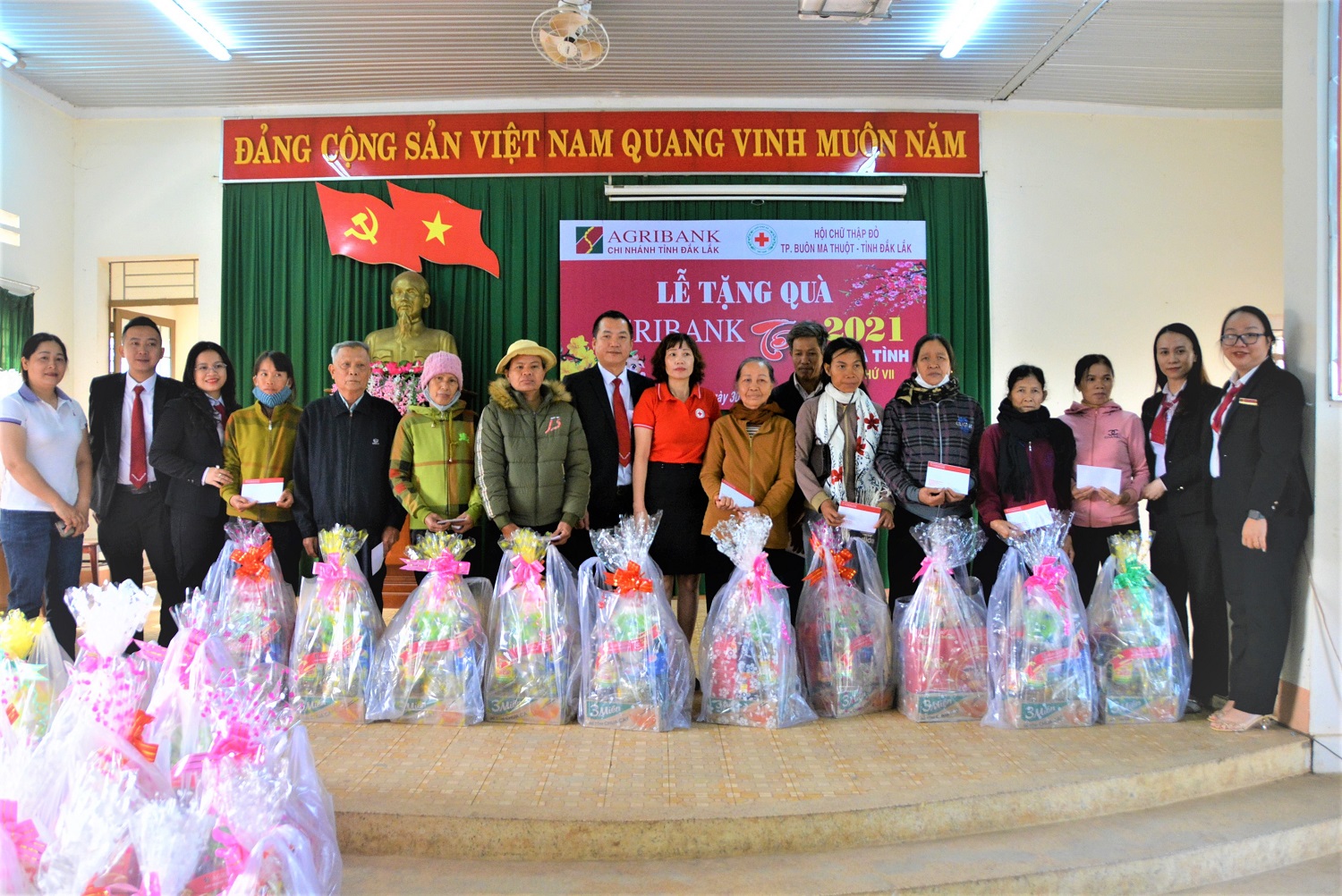 Tặng 100 suất quà Tết cho người nghèo, nạn nhân chất độc da cam tại xã Ea Kao, TP. Buôn Ma Thuột