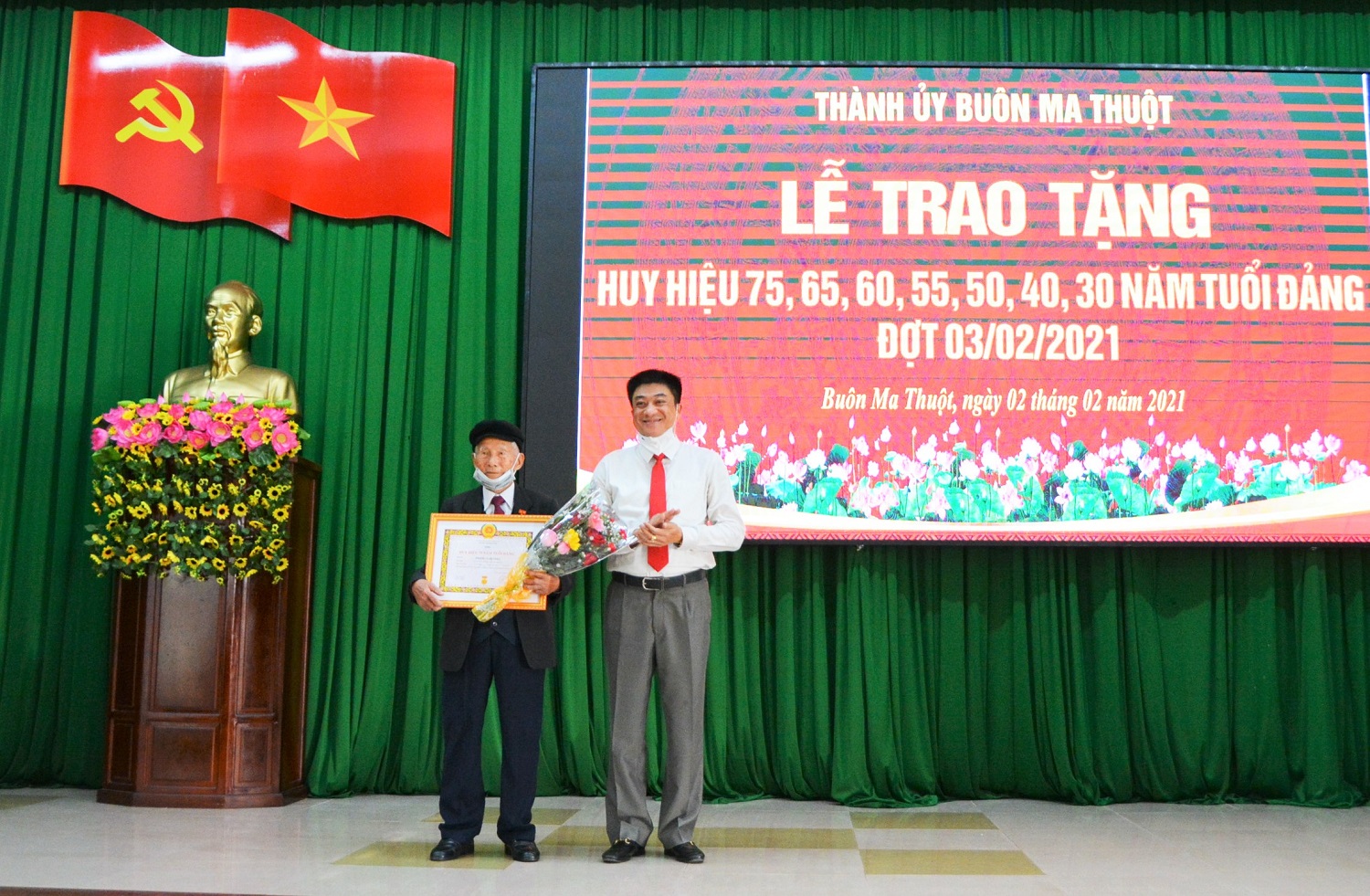 Thành ủy Buôn Ma Thuột trao Huy hiệu Đảng đợt 3/2 cho 48 đảng viên