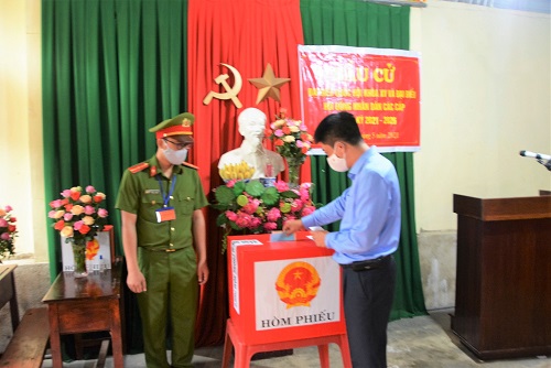 Bí thư Thành ủy Buôn Ma Thuột Từ Thái Giang bỏ phiếu bầu cử tại Tổ bầu cử số 6 phường Tự An