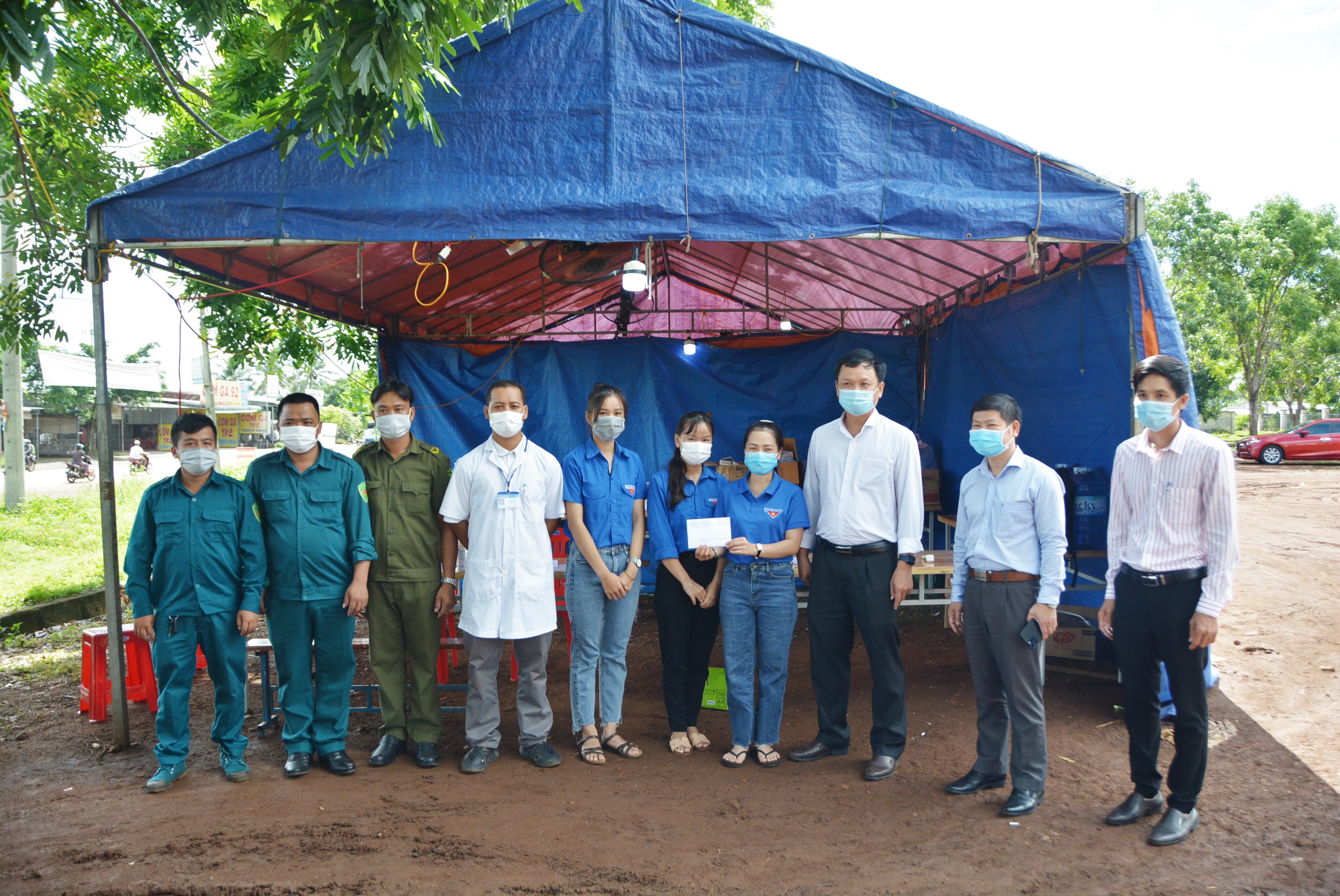 Lãnh đạo TP.Buôn Ma Thuột thăm chốt kiểm soát dịch phòng chống dịch COVID-19 trên QL 14, xã Hòa Phú.