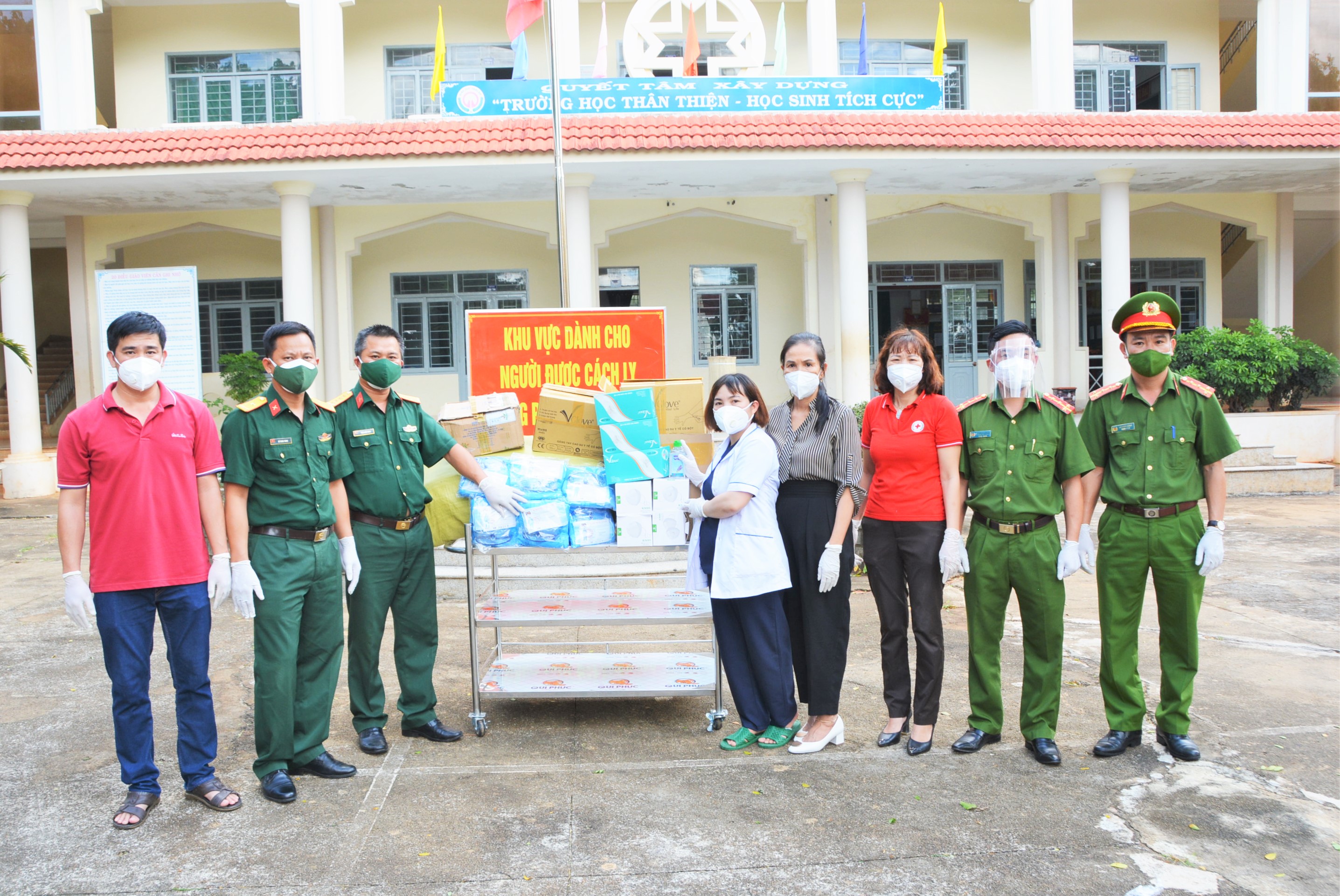 Trao tặng trang thiết bị y tế cho khu cách ly tập trung của TP.Buôn Ma Thuột