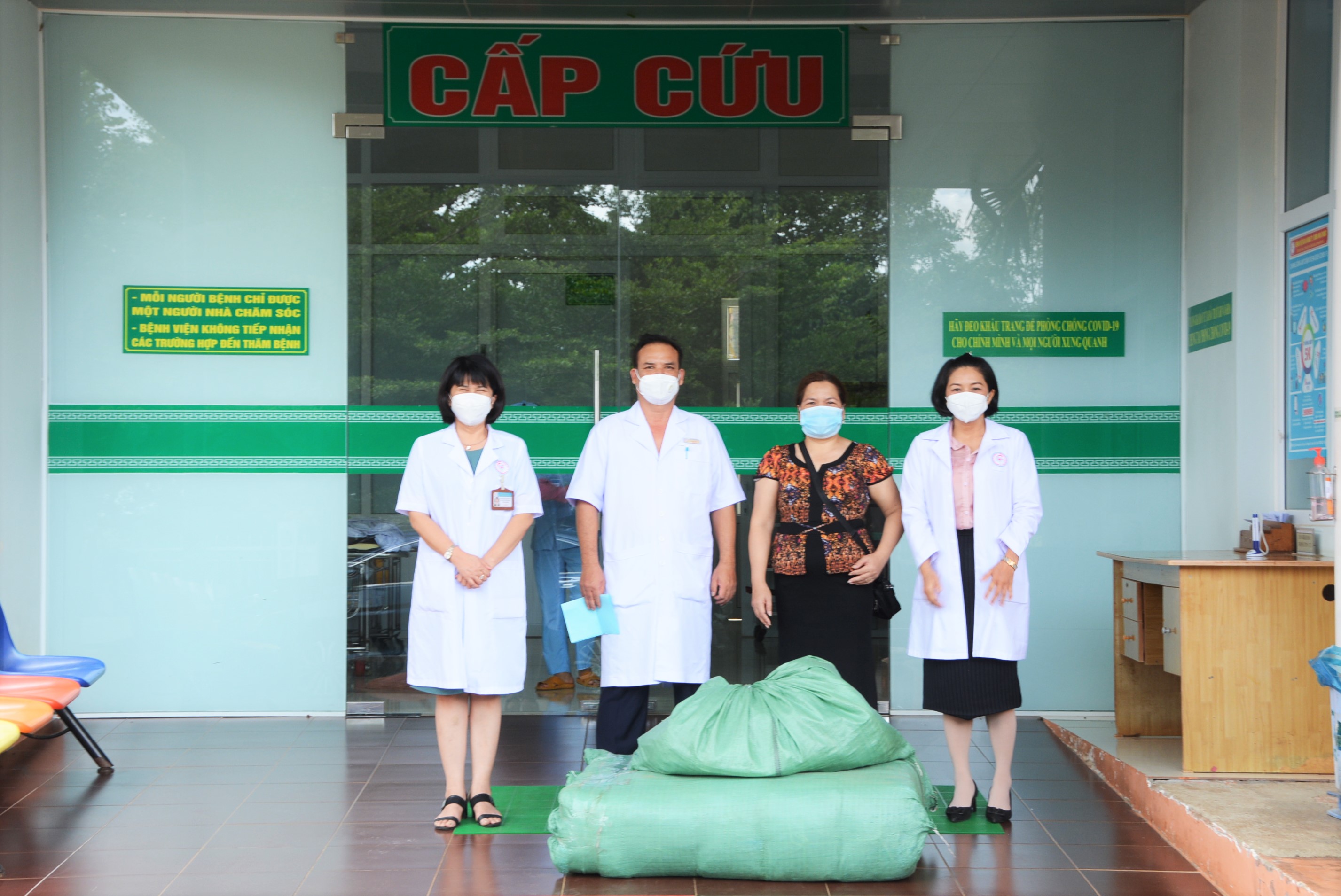 Trao 200 hộ đồ bảo hộ y tế và kính chống giọt bắn cho Bệnh viện đa khoa thành phố Buôn Ma Thuột.