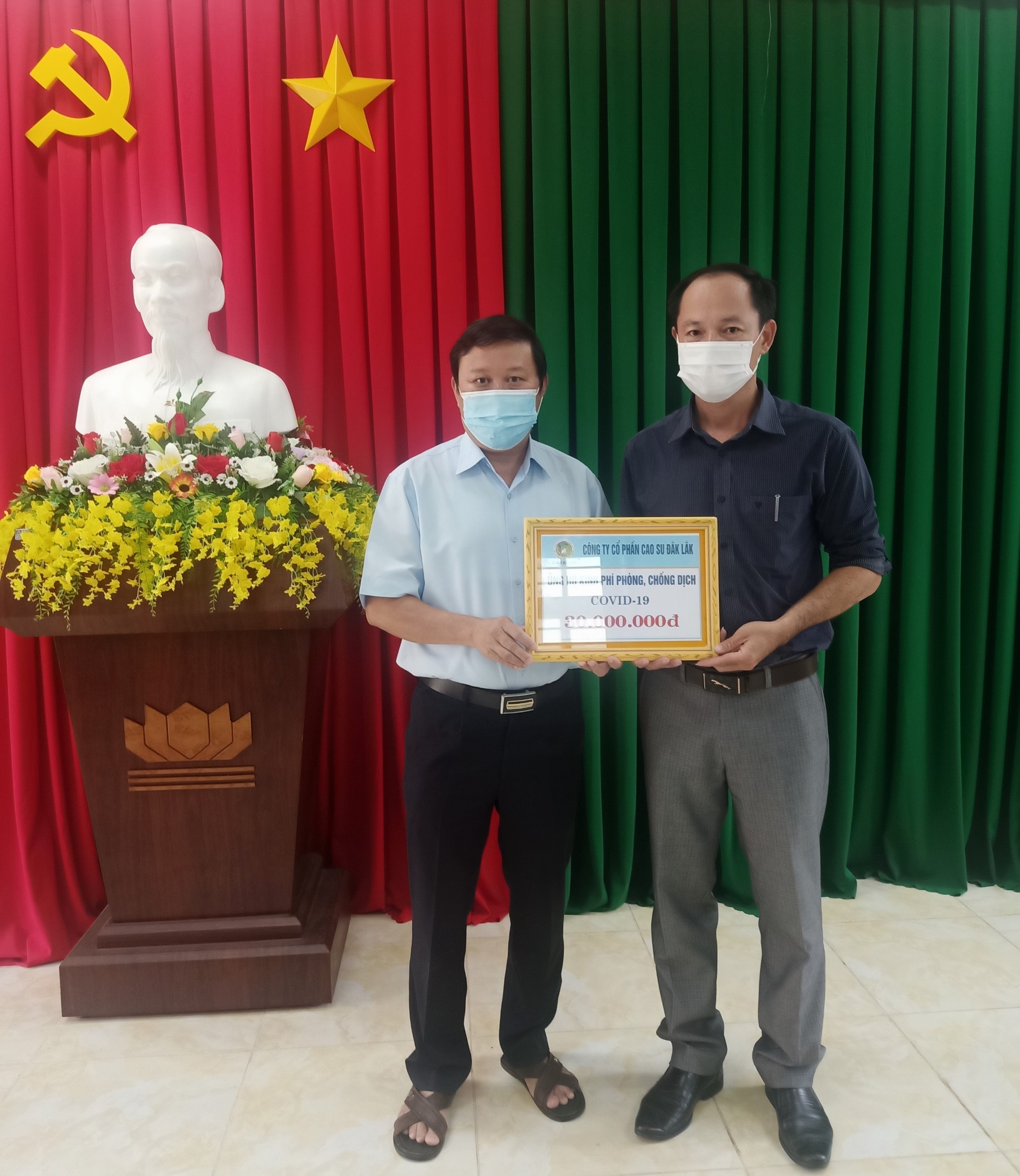 Ủy ban MTTQ VN TP.Buôn Ma Thuột tiếp nhận ủng hộ Quỹ phòng, chống dịch COVID-19