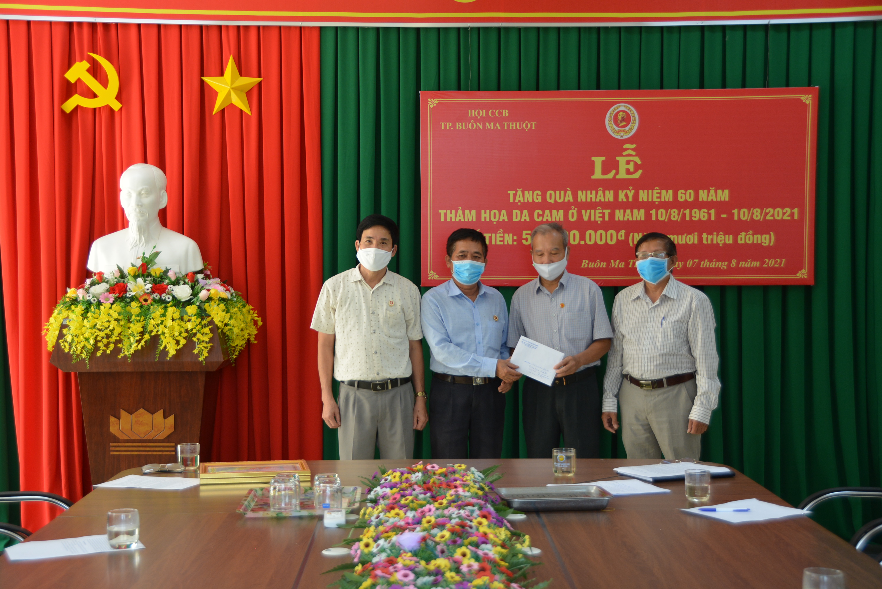 Hội Cựu chiến binh TP.Buôn Ma Thuột trao tặng 50 triệu đồng cho Hội nạn nhân chất độc da cam/dioxin Thành phố
