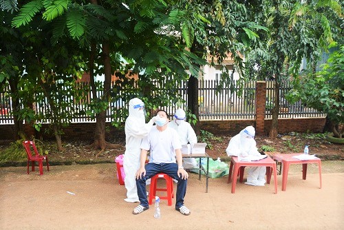 TP. Buôn Ma Thuột: Xét nghiệm sàng lọc đợt 4 tại “vùng đỏ” Cư Êbur