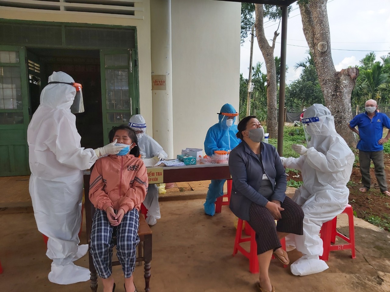 TP.Buôn Ma Thuột: Ghi nhận thêm nhiều trường hợp có kết quả test nhanh dương tính với SARS-CoV-2 tại xã EaKao,