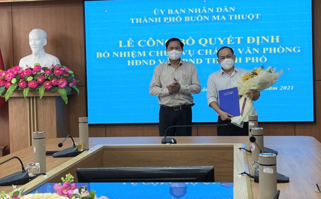 UBND TP.Buôn Ma Thuột: Công bố Quyết định bổ nhiệm chức vụ Chánh Văn phòng HĐND và UBND thành phố