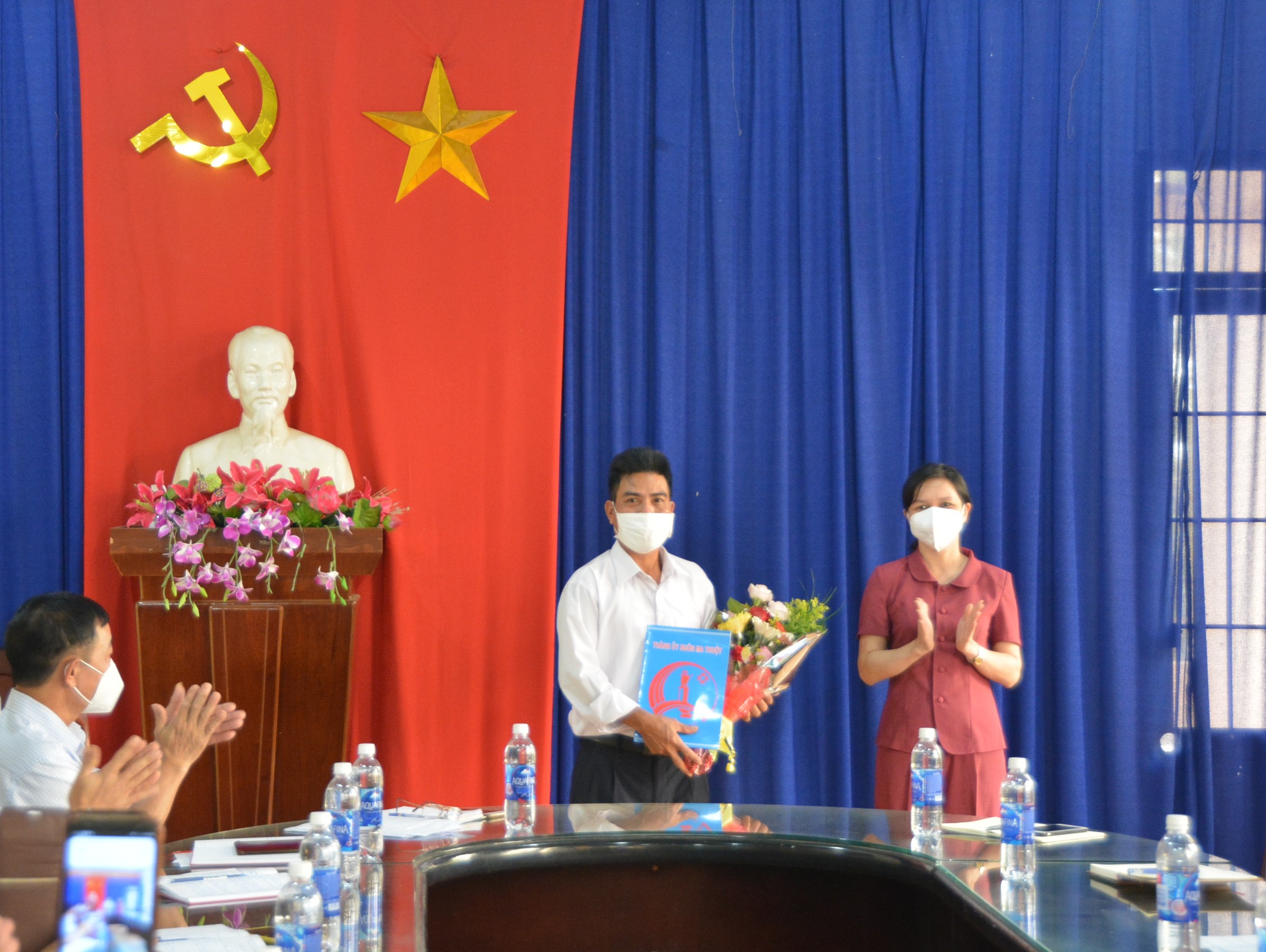 Trao quyết định chuẩn y kết quả bổ sung Bí thư Đảng ủy xã EaKao, nhiệm kỳ 2020 - 2025