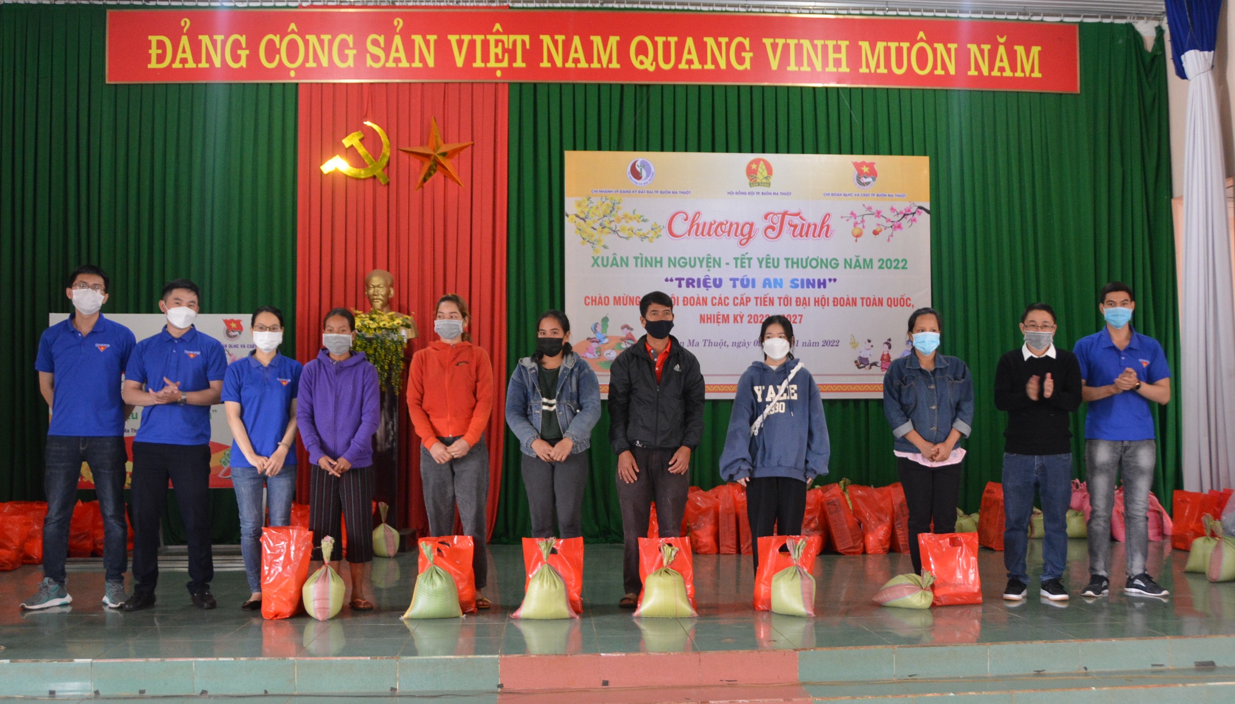 Trao 130 suất quà cho hộ khó khăn trên địa bàn xã Hòa Thắng, TP.Buôn Ma Thuột tại Chương trình “Xuân tình nguyện - Tết yêu thương”.
