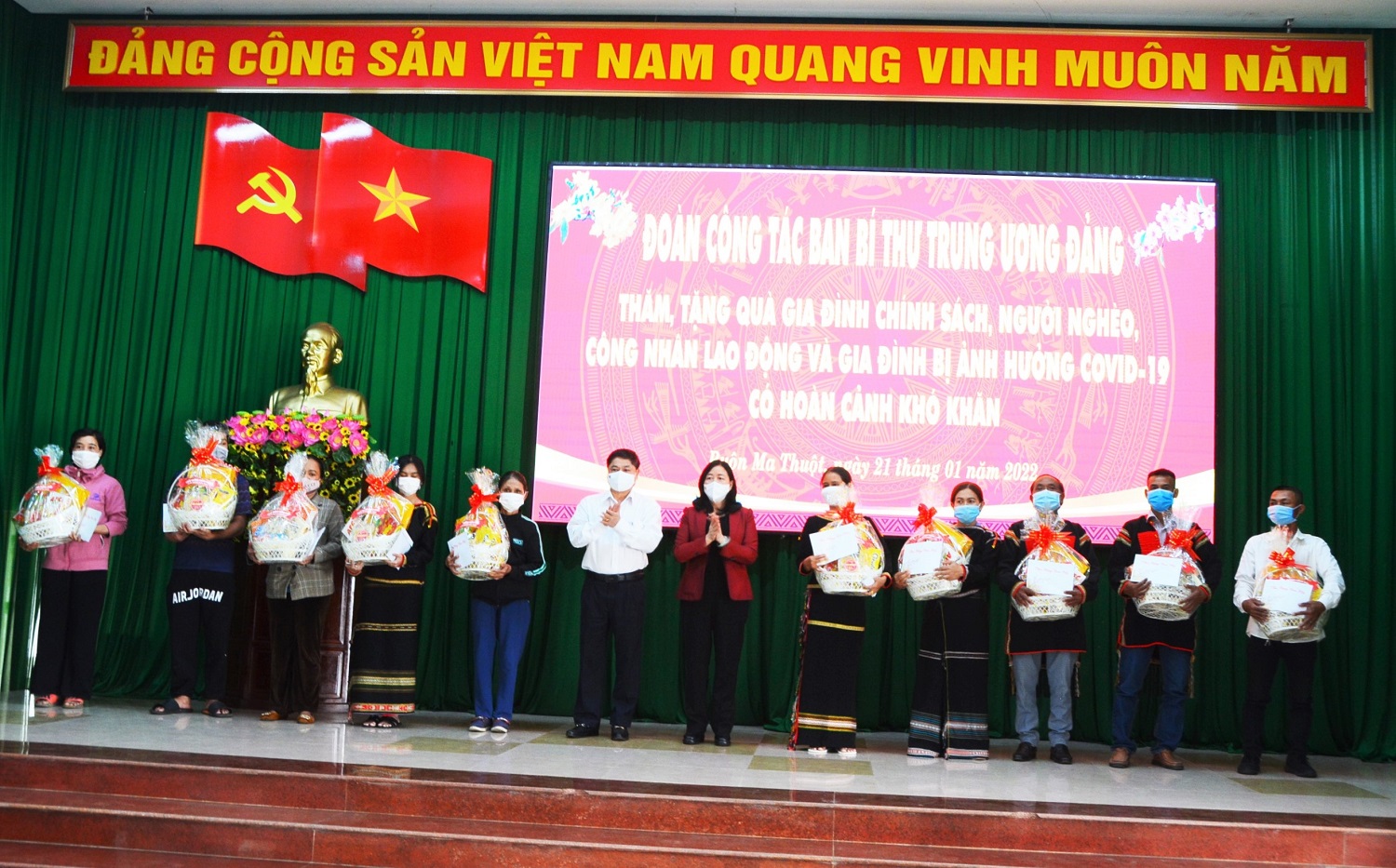 Trưởng Ban Dân vận Trung ương Bùi Thị Minh Hoài thăm, tặng quà gia đình chính sách, công nhân lao động khó khăn, ảnh hưởng bởi dịch COVID-19