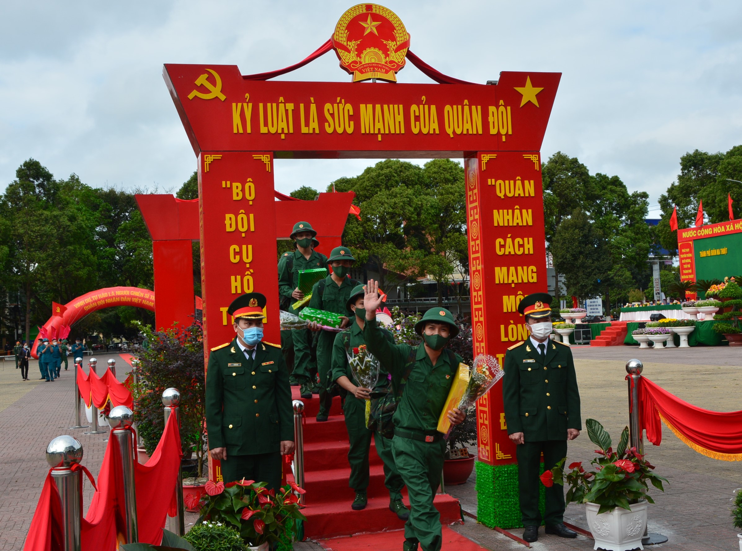 TP.Buôn Ma Thuột: 355 tân binh háo hức lên đường nhập ngũ.