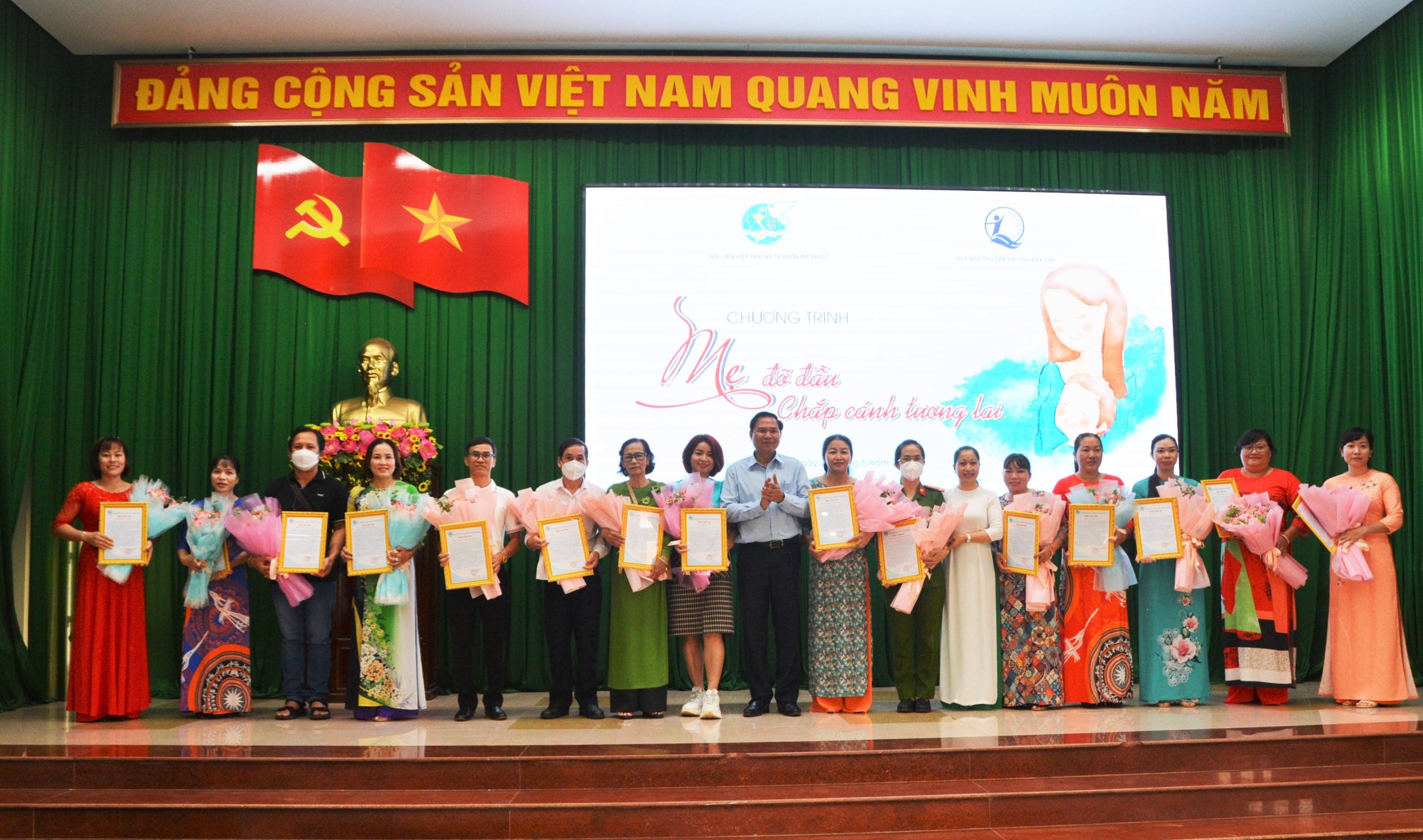 TP.Buôn Ma Thuột: Tổ chức chương trình “Mẹ đỡ đầu - Chắp cánh tương lai”.