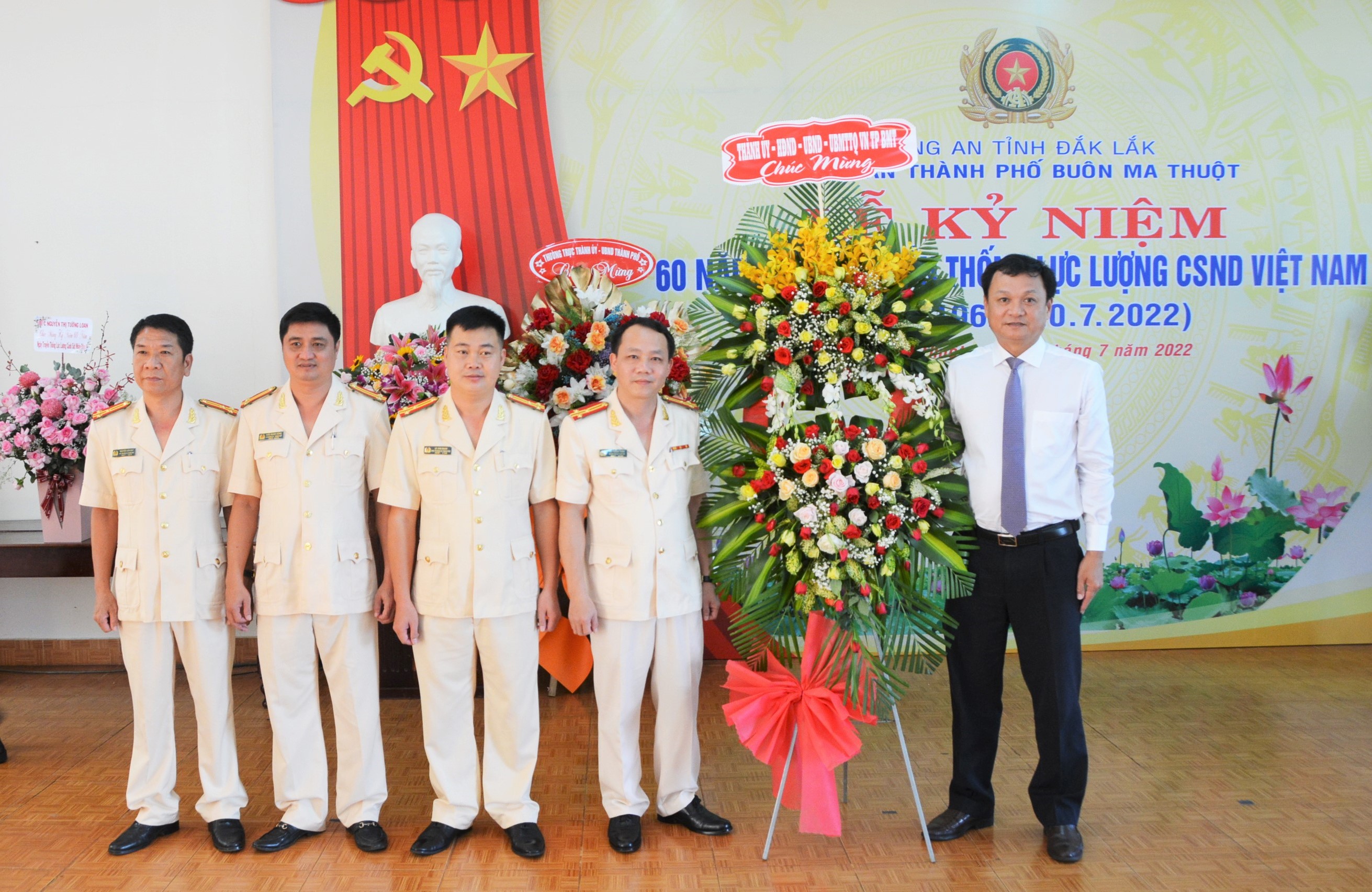 Công an TP.Buôn Ma Thuột tổ chức kỷ niệm 60 năm Ngày truyền thống Lực lượng Cảnh sát nhân dân
