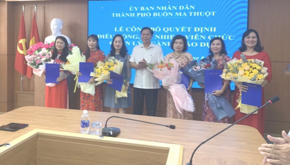 Trao quyết định điều động, bổ nhiệm viên chức quản lý lãnh đạo, quản lý ngành giáo dục đối với 11 Hiệu trưởng các trường trên địa bàn.