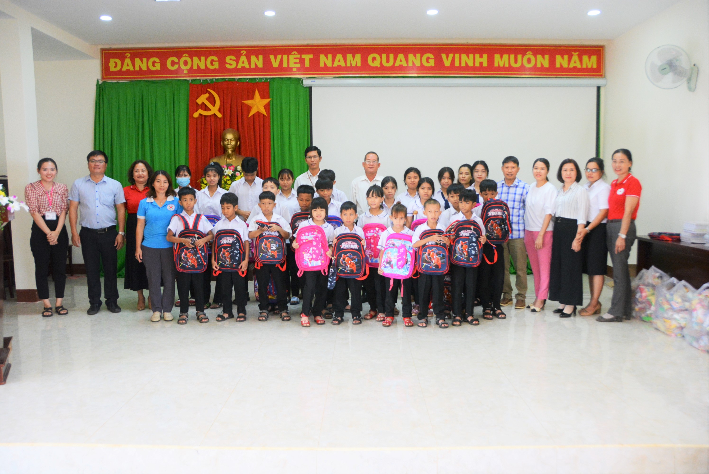 Tặng quà cho trẻ em mồ côi tại Trung tâm Bảo trợ xã hội tỉnh Đắk Lắk