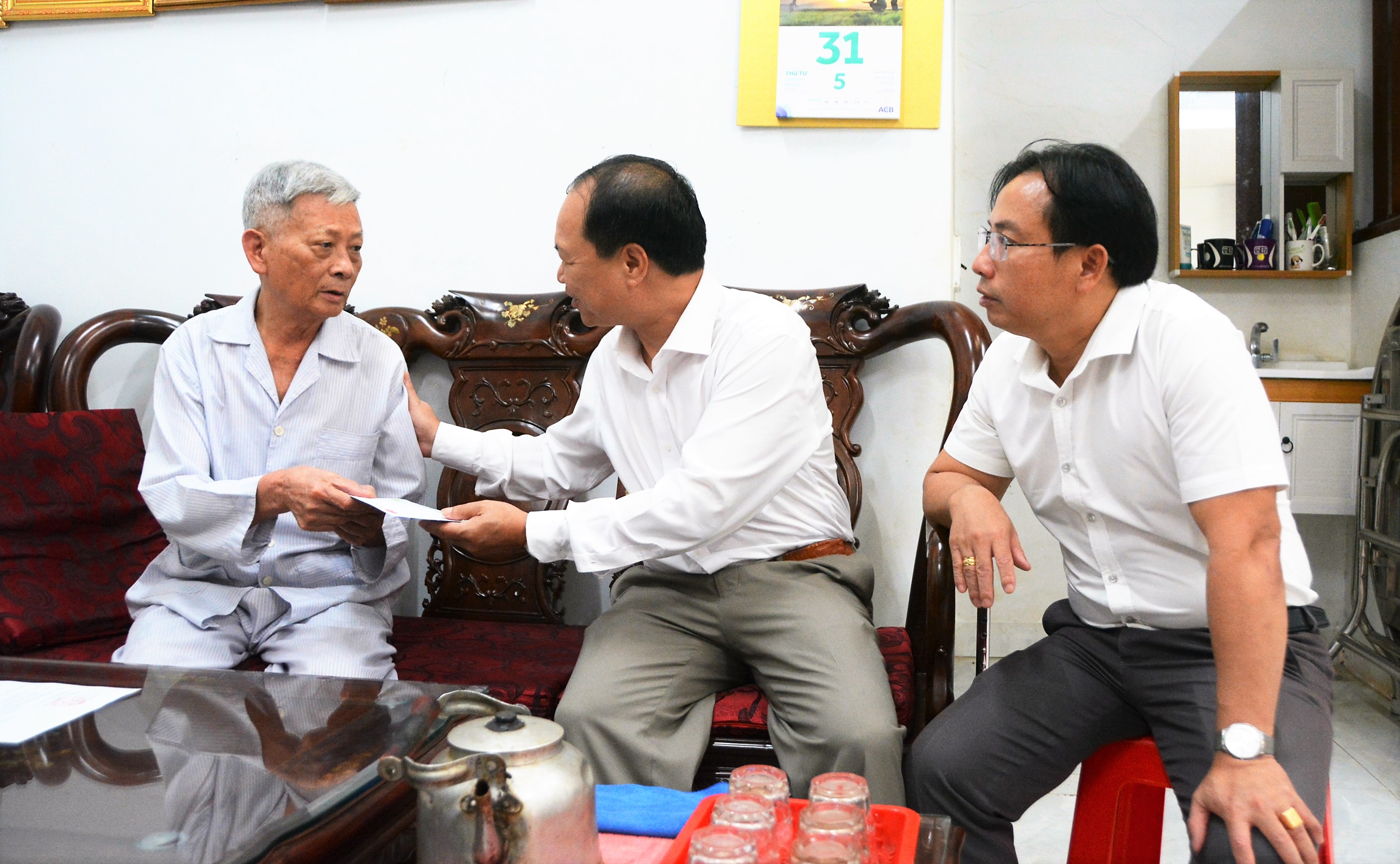 Phó Bí thư Thường trực Thành ủy Buôn Ma Thuột Nguyễn Hữu Việt thăm và hỗ trợ đảng viên khó khăn
