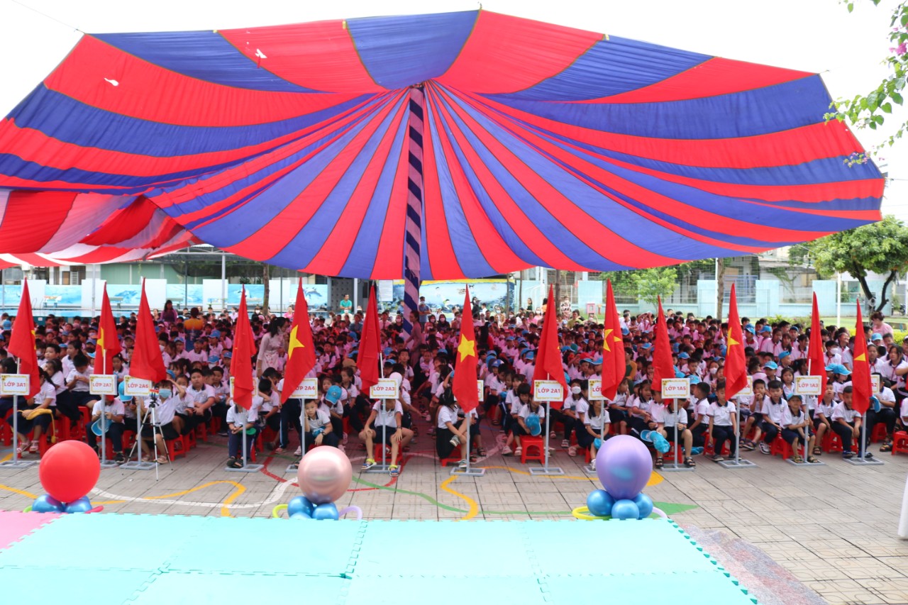 Phó Bí thư Thành ủy, Chủ tịch UBND TP. Buôn Ma Thuột Vũ Văn Hưng dự lễ khai giảng năm học 2022- 2023 tại Trường Tiểu Học và THCS Nguyễn Khuyến