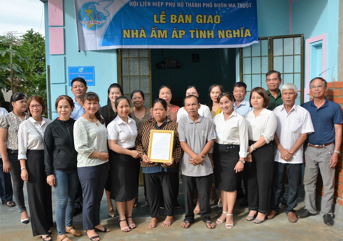 Hội LHPN TP. Buôn Ma Thuột bàn giao nhà Ấm áp tình nghĩa cho phụ nữ nghèo tại thôn 3 xã Hòa Thuận