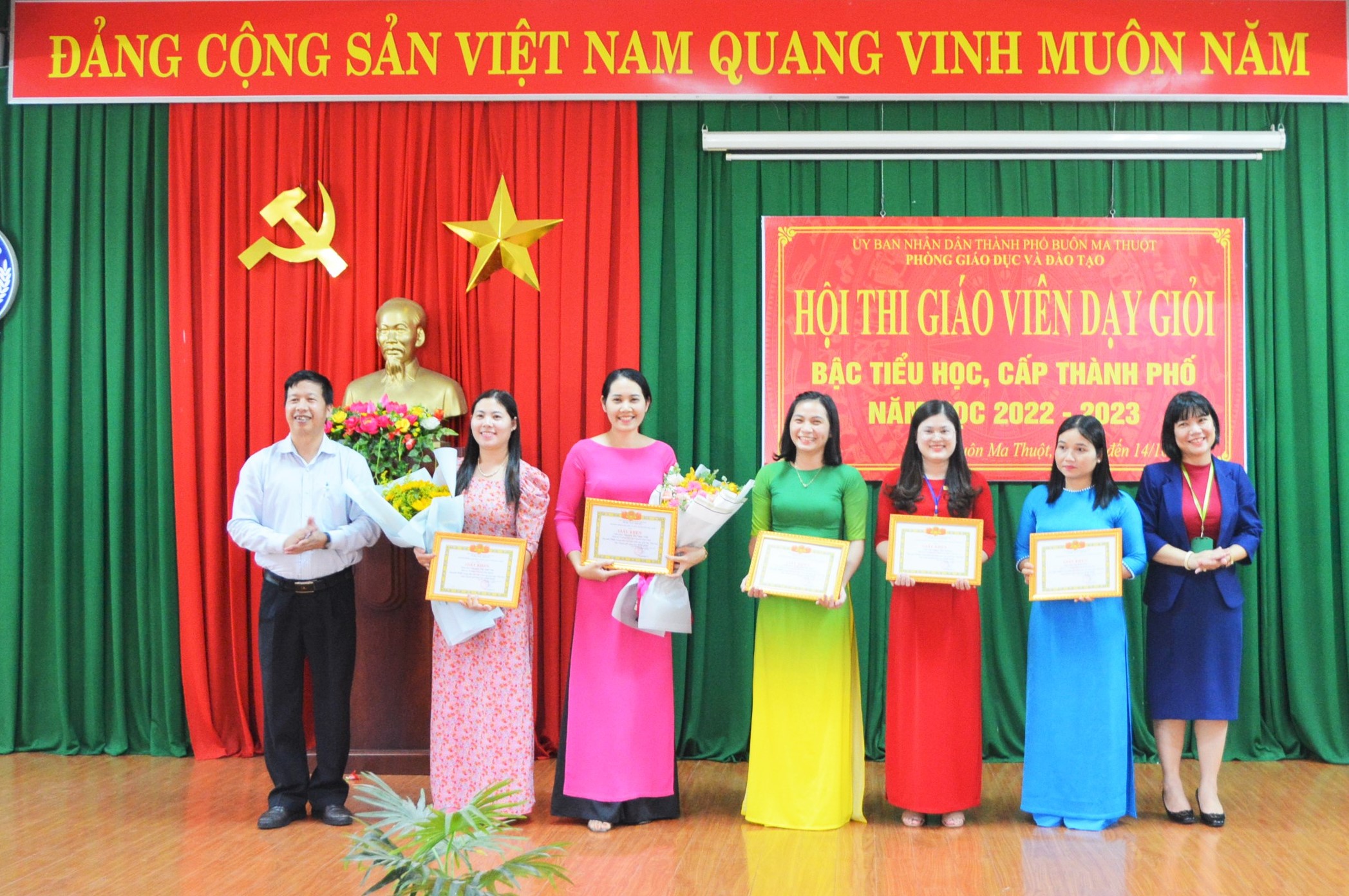 212 giáo viên đạt danh hiệu dạy giỏi bậc tiểu học cấp thành phố năm học 2022-2023