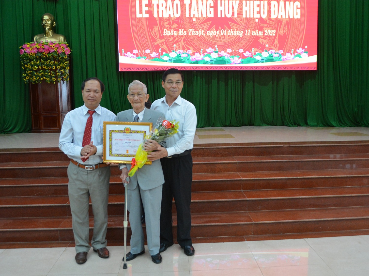 TP.Buôn Ma Thuột trao tặng Huy hiệu Đảng cho 35 đảng viên dịp Cách mạng Tháng Mười Nga