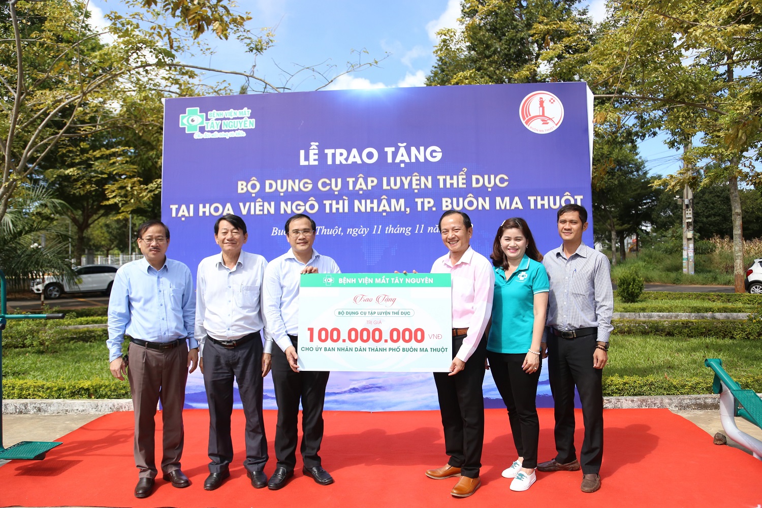 Bệnh viện Mắt Tây Nguyên trao tặng bộ dụng cụ thể dục trị giá 100 triệu đồng cho TP. Buôn Ma Thuột