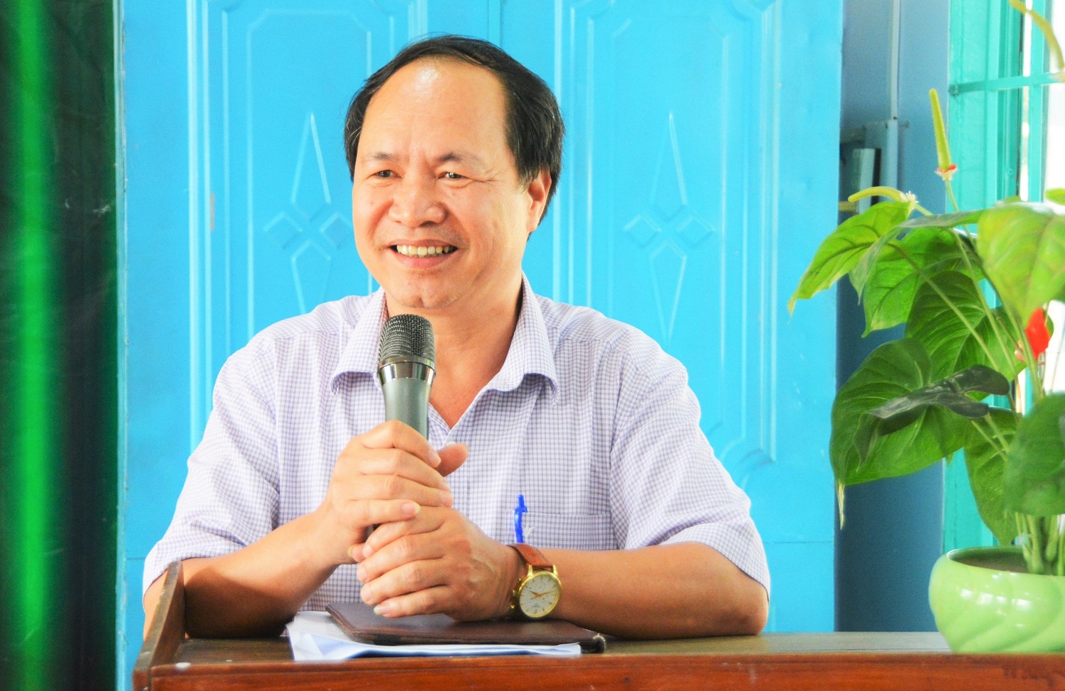 Phó Bí thư Thường trực Thành ủy Buôn Ma Thuột Nguyễn Hữu Việt chung vui Ngày hội Đại đoàn kết toàn dân tộc tại Tổ dân phố 6 phường EaTam.