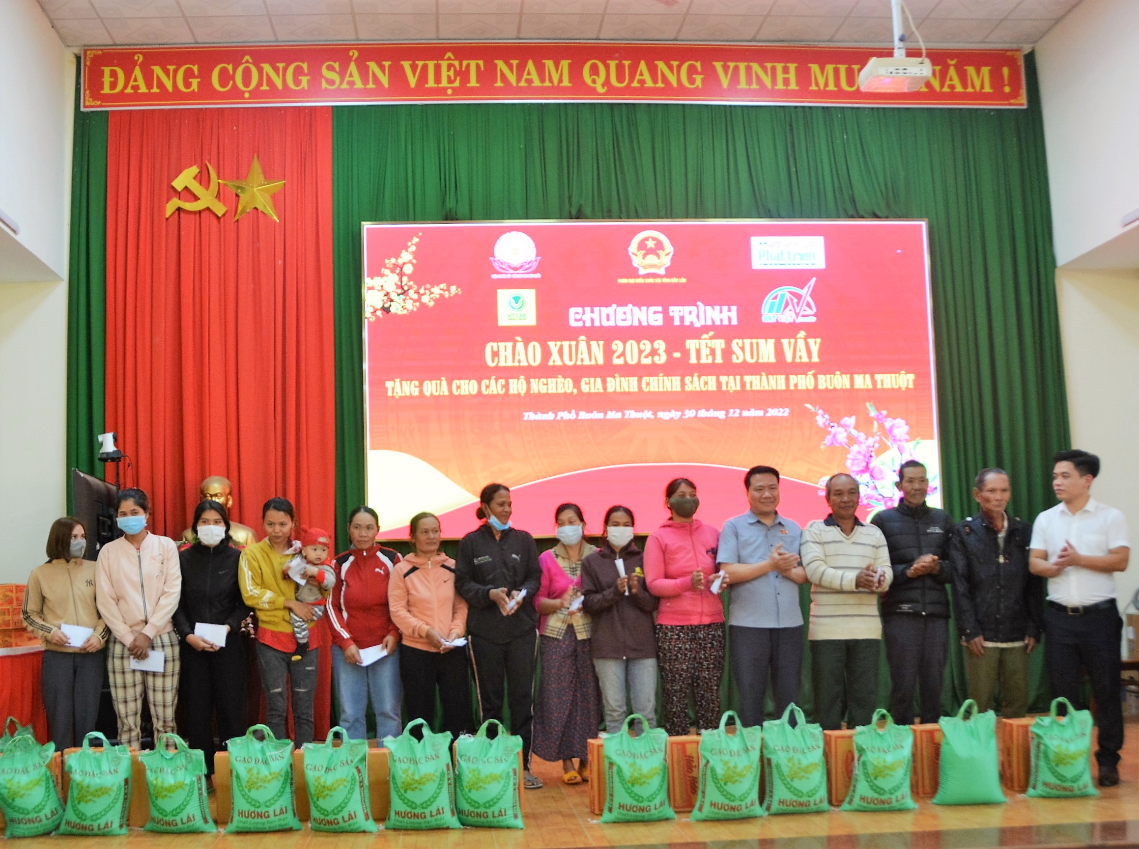 Đoàn Đại biểu Quốc hội tỉnh Đắk Lắk tặng 200 suất quà cho hộ chính sách, đồng bào dân tộc thiểu số có hoàn cảnh đặc biệt khó khăn