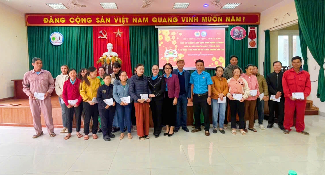 Lãnh đạo Liên đoàn Lao động TP.Buôn Ma Thuột thăm, tặng quà Tết đến đoàn viên, người lao động làm việc tại các doanh nghiệp trên địa bàn.