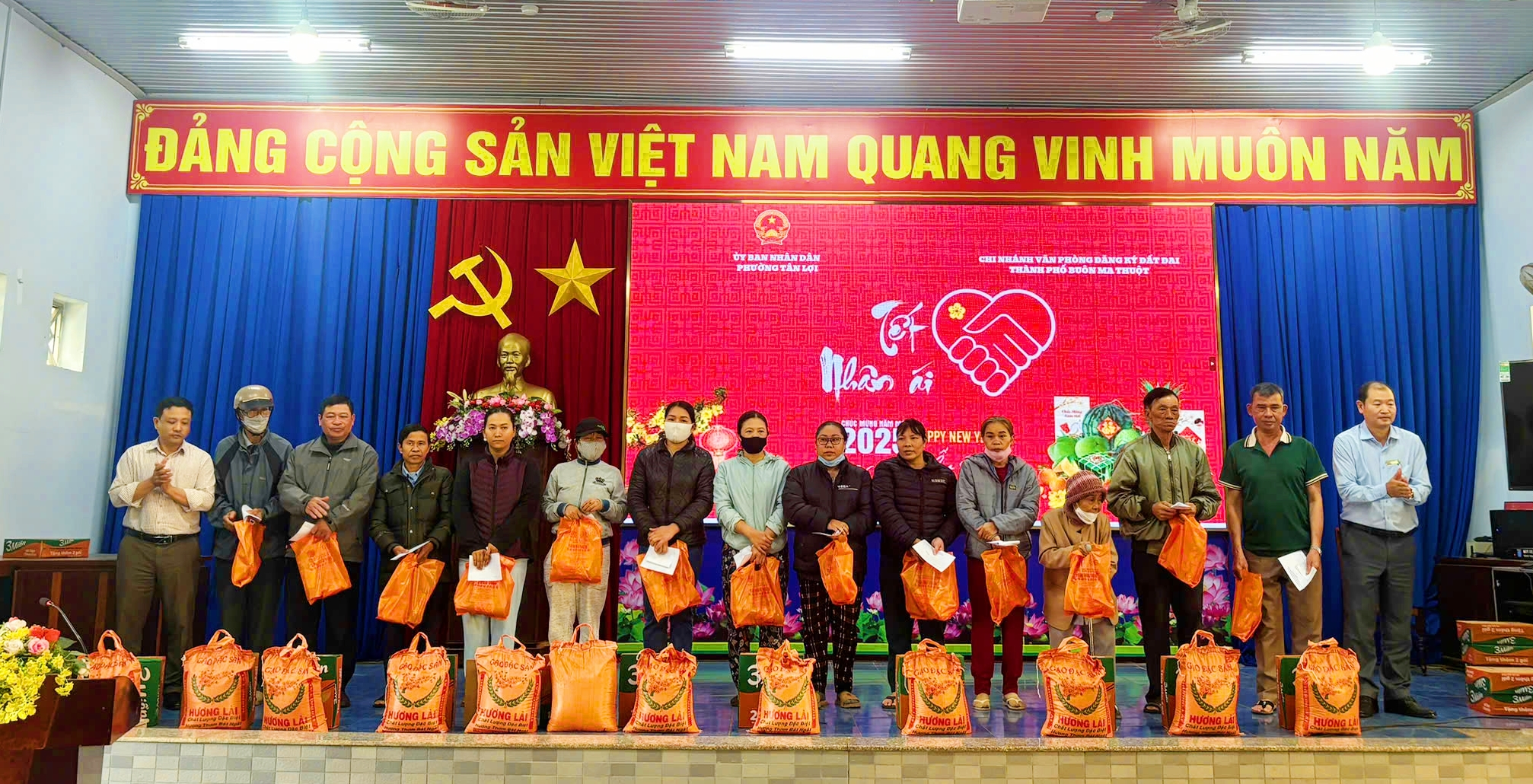 Chi nhánh Văn phòng Đăng ký đất đai thành phố Buôn Ma Thuột: Trao tặng gần 200 suất quà cho hộ khó khăn trên địa bàn thành phố Buôn Ma Thuột nhân dịp Xuân Ất Tỵ 2025
