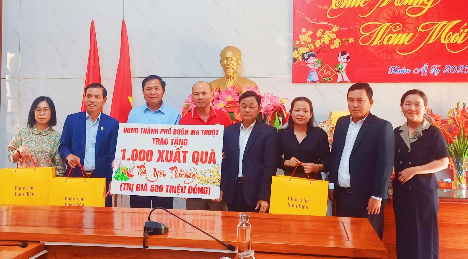 UBND thành phố Buôn Ma Thuột trao tặng 1.000 suất  quà Tết cho hộ nghèo, người có hoàn cảnh đặc biệt khó khăn tại Huyện Ea Súp, tỉnh Đắk Lắk.