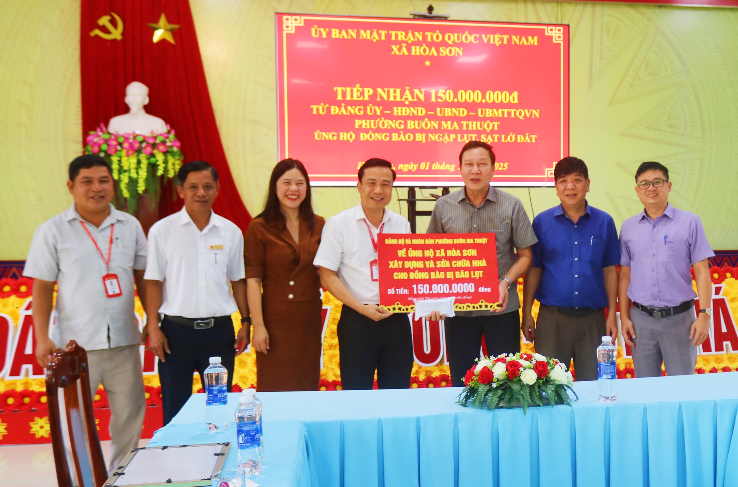 Đoàn công tác phường Buôn Ma Thuột trao 150 triệu đồng cho xã Hoà Sơn (Krông Bông cũ) hỗ trợ người dân khắc phục hậu quả thiên tai.