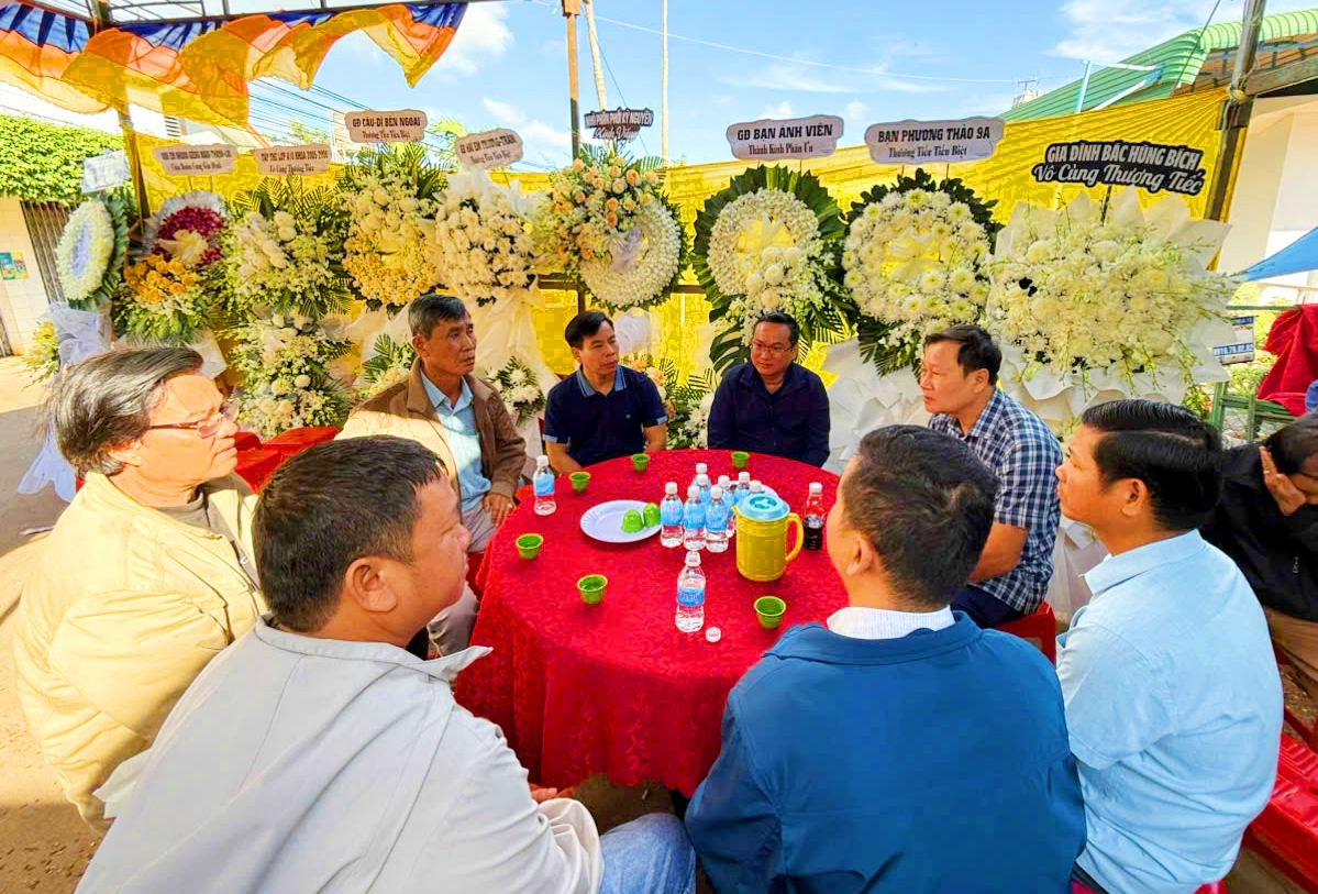 Đồng chí Trần Phú Hùng, Uỷ viên Ban Thường vụ Tỉnh uỷ, Bí thư Đảng uỷ phường Buôn Ma Thuột thăm hỏi, động viên gia đình nạn nhân trong vụ cháy tại Thôn Đoàn Kết, xã Hoà Phú, Đắk Lắk.