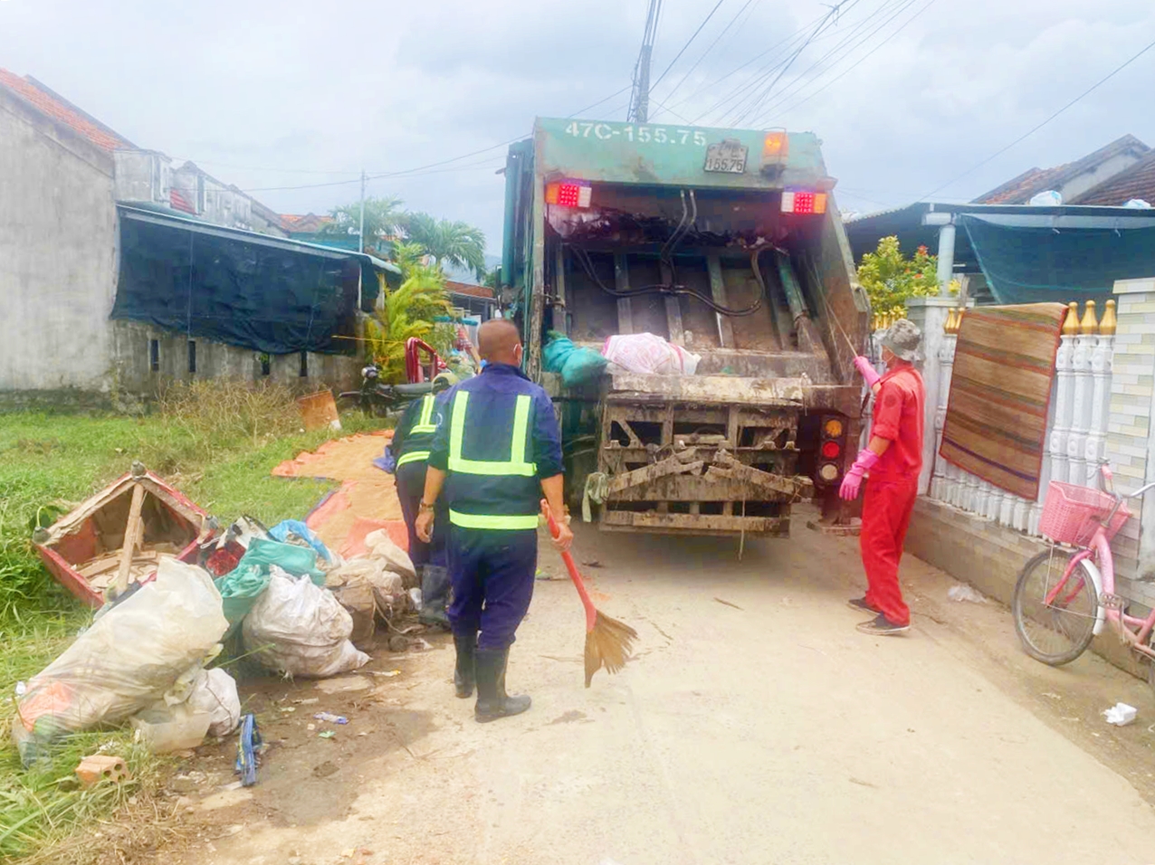 Huy động 10 xe chuyên dụng di chuyển xuống khu vực phía Đông tỉnh Đắk Lắk để hỗ trợ thu dọn vệ sinh môi trường sau trận mưa lũ lịch sử