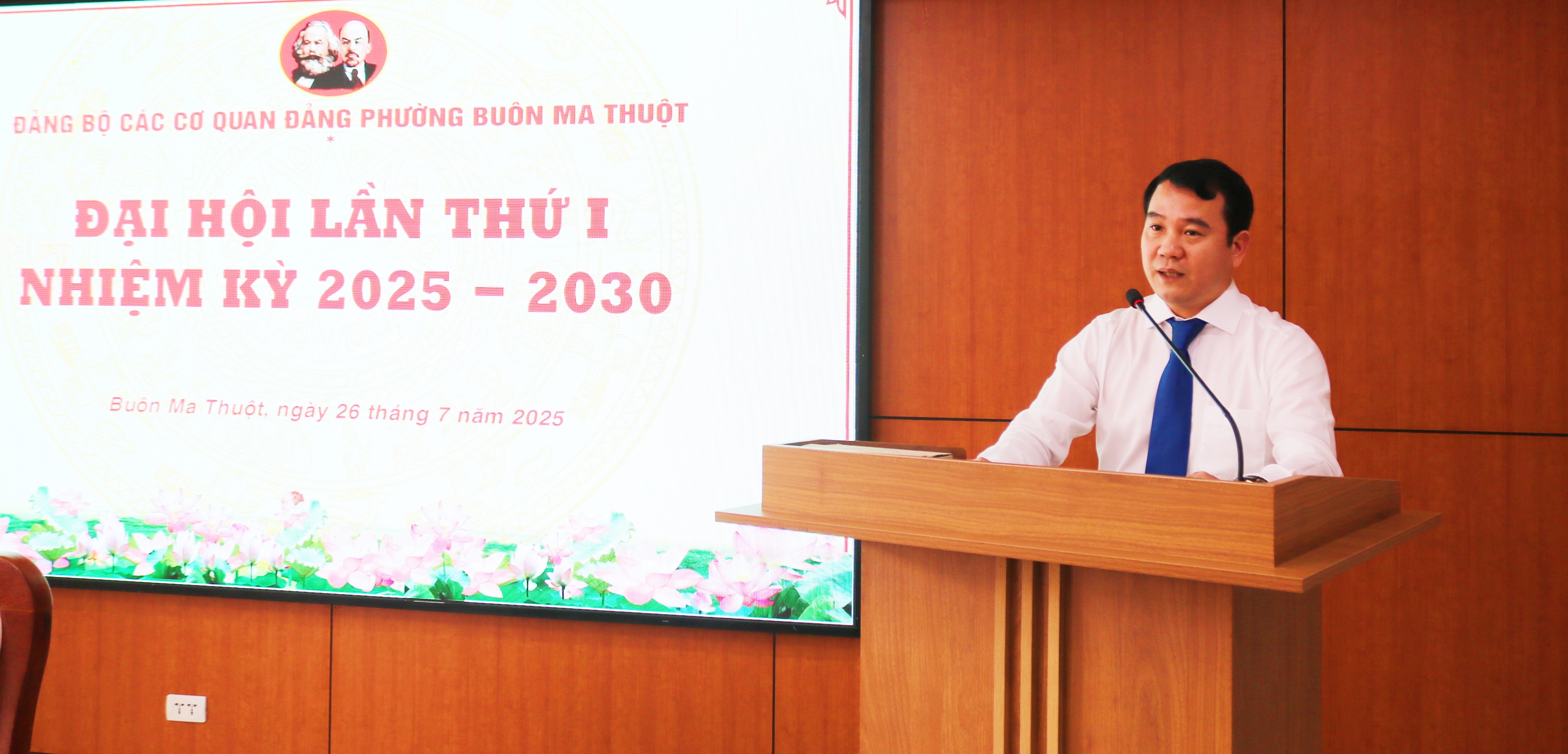 Đảng bộ các cơ quan Đảng phường Buôn Ma Thuột: Thực hiện đổi mới phương pháp, phong cách làm việc, sâu sát cơ sở, bám nắm địa bàn, gần gũi Đảng viên và Nhân dân, tham mưu giải quyết công việc công minh, chính xác, kịp thời.