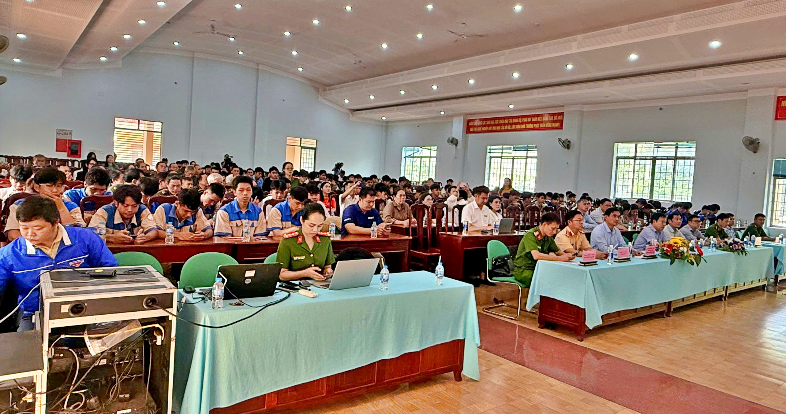 Công an phường Buôn Ma Thuột tuyên truyền phòng, chống tội phạm và đào tạo kỹ năng lái xe an toàn cho Nhân dân