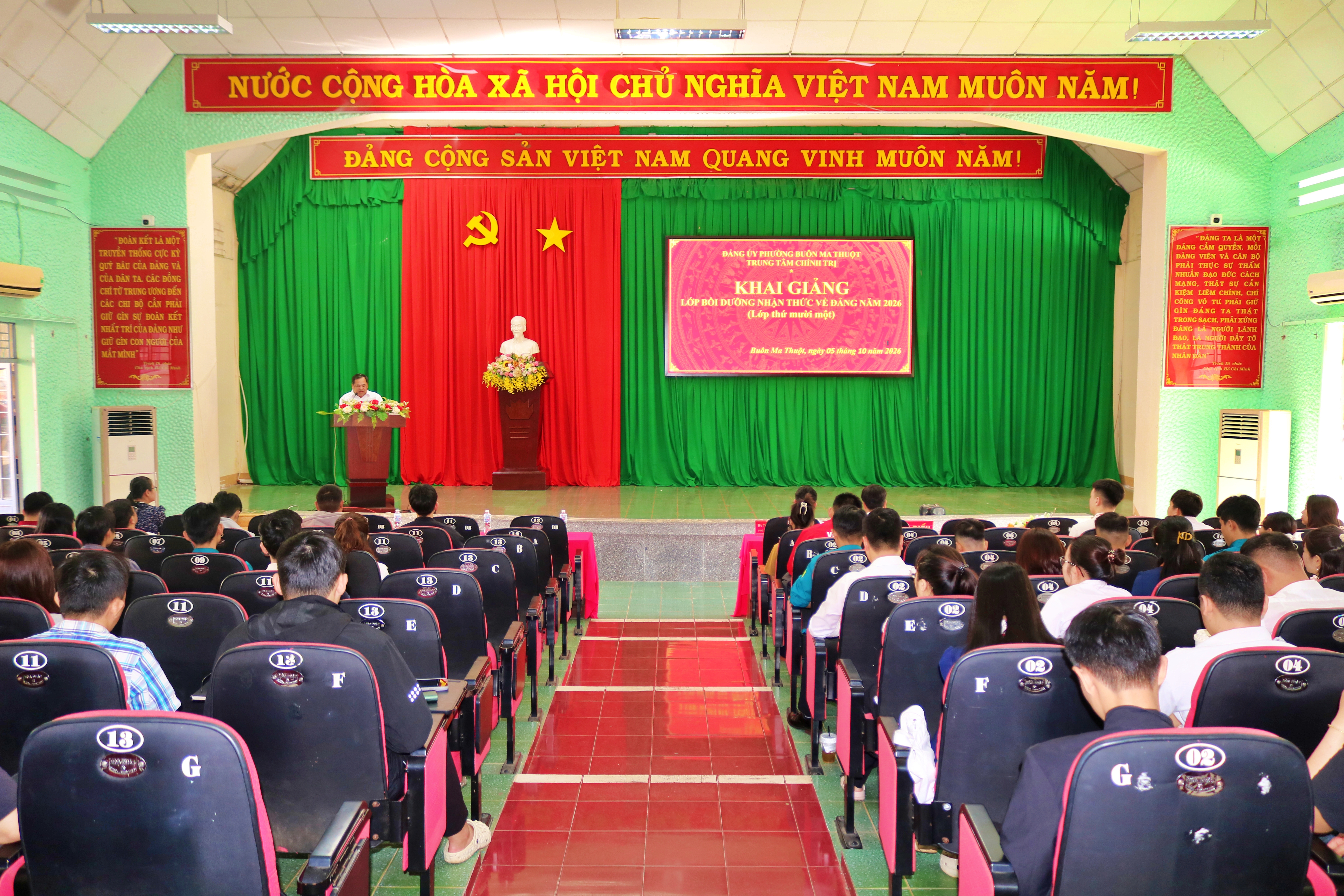 Khai giảng lớp bồi dưỡng nhận thức về Đảng năm 2026 khóa XI cho 102 học viên thuộc các phường Buôn Ma Thuột, Thành Nhất và Tân An