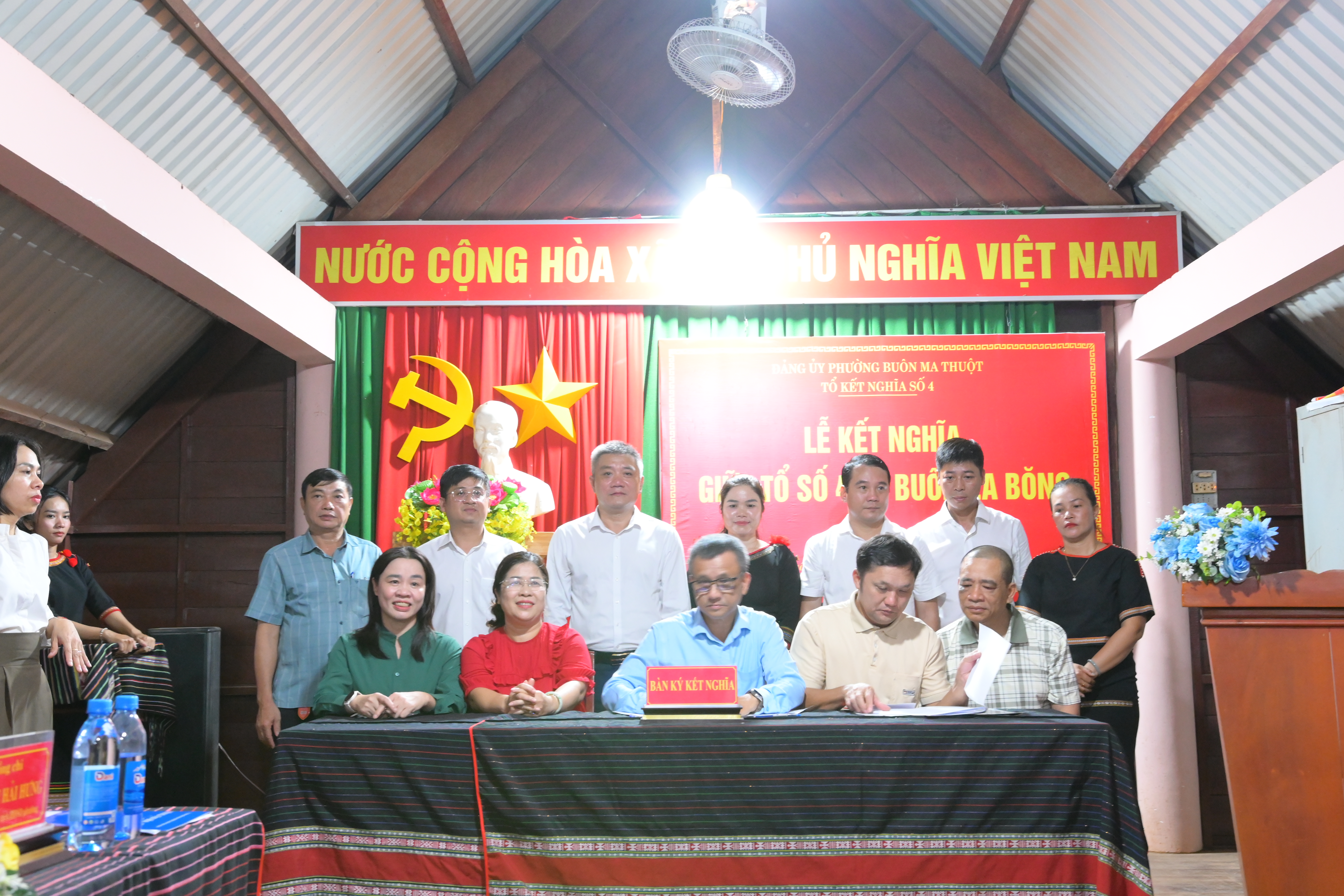 Tổ kết nghĩa số 4 và buôn Ea Bŏng ký kết Biên bản ghi nhớ, thắt chặt nghĩa tình, tăng cường đồng hành vì cộng đồng