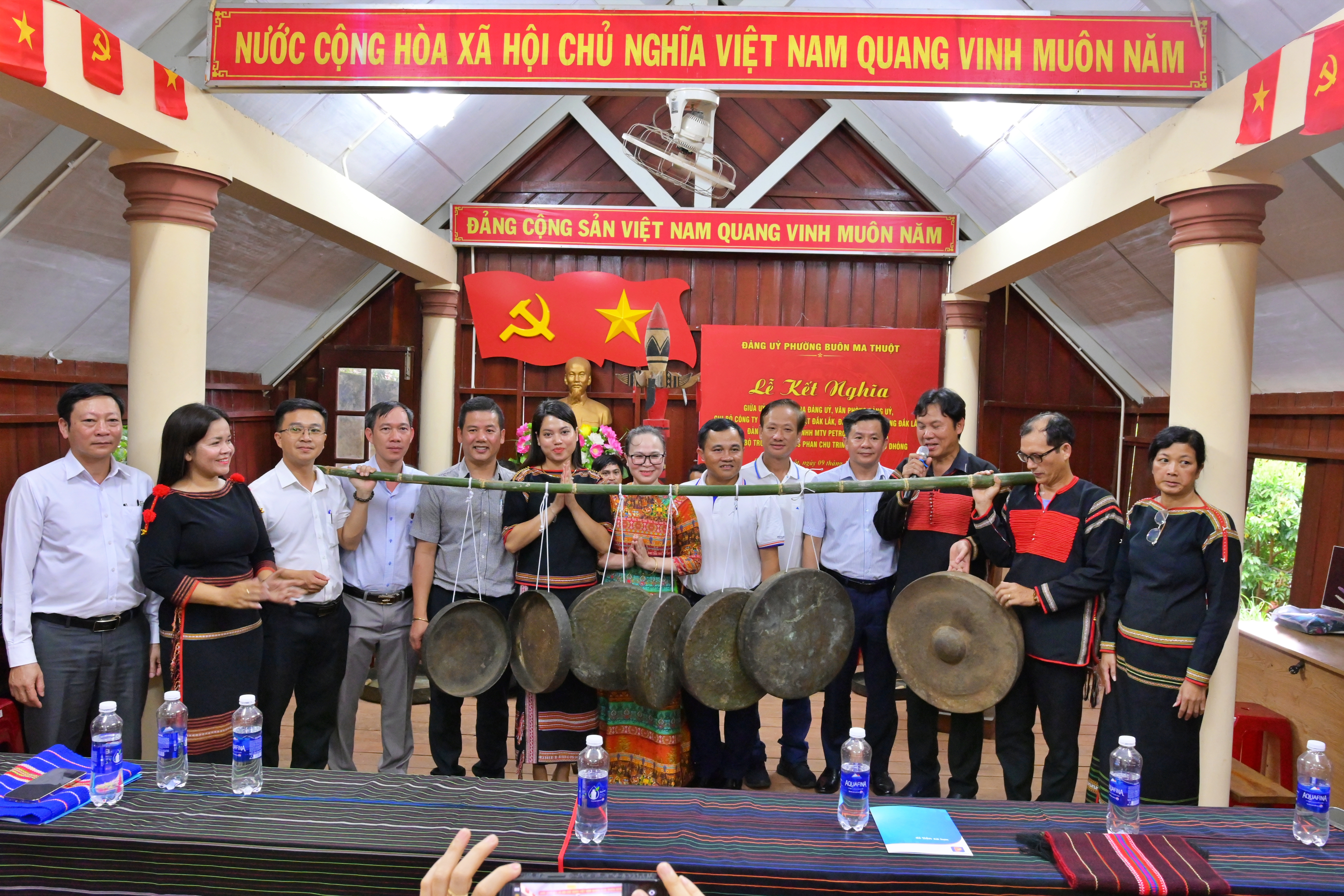Kết nghĩa với Buôn Akŏ Dhông, thắt chặt tình đoàn kết, chung tay xây dựng buôn làng phát triển, văn minh, giàu đẹp