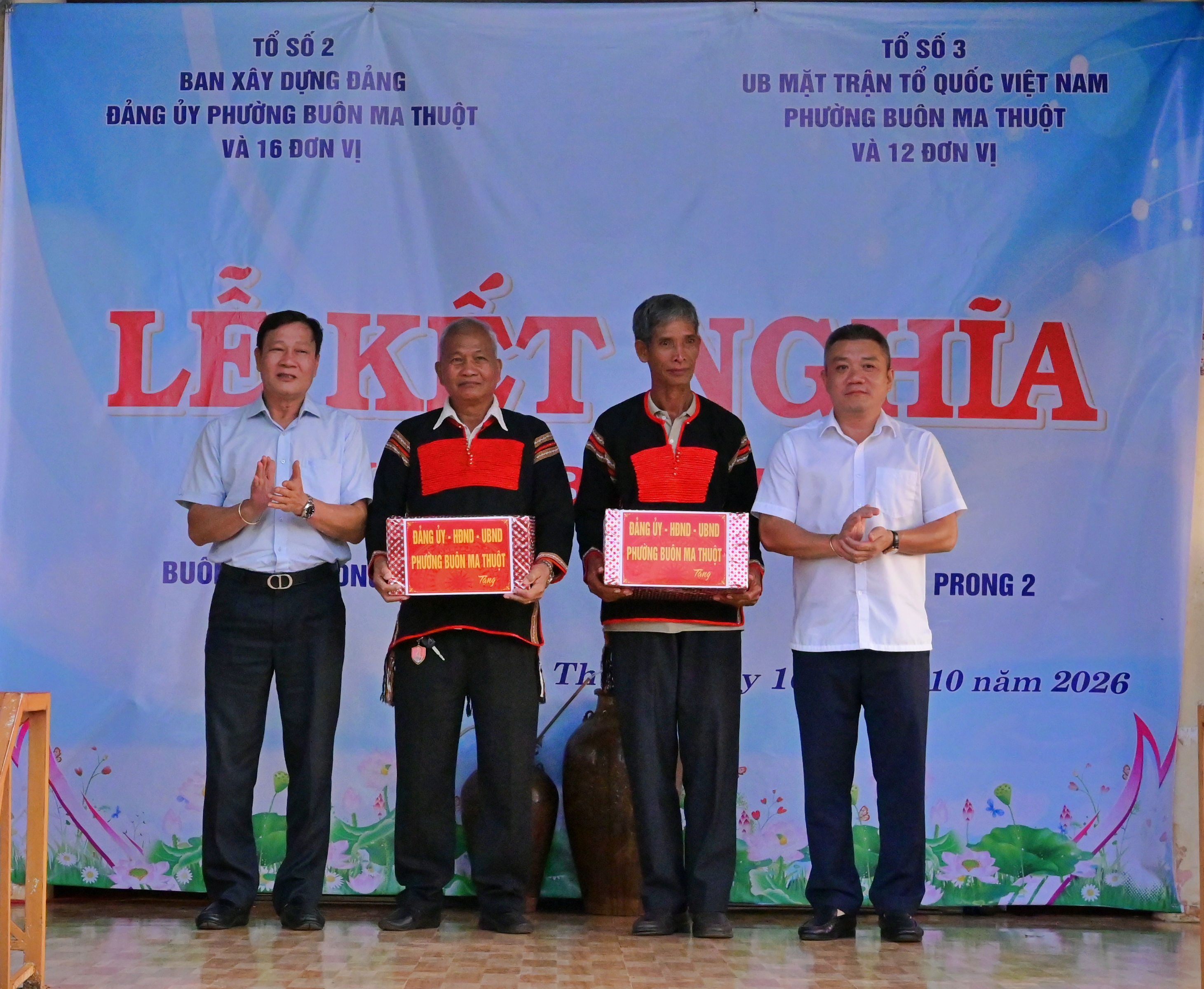 Đồng chí Trần Phú Hùng, Ủy viên Ban Thường vụ Tỉnh ủy, Bí thư Đảng ủy phường Buôn Ma Thuột dự  Lễ kết nghĩa giữa Tổ số 2 và Tổ số 3 với buôn Dhă Prong 1 và buôn Dhă Prong 2.