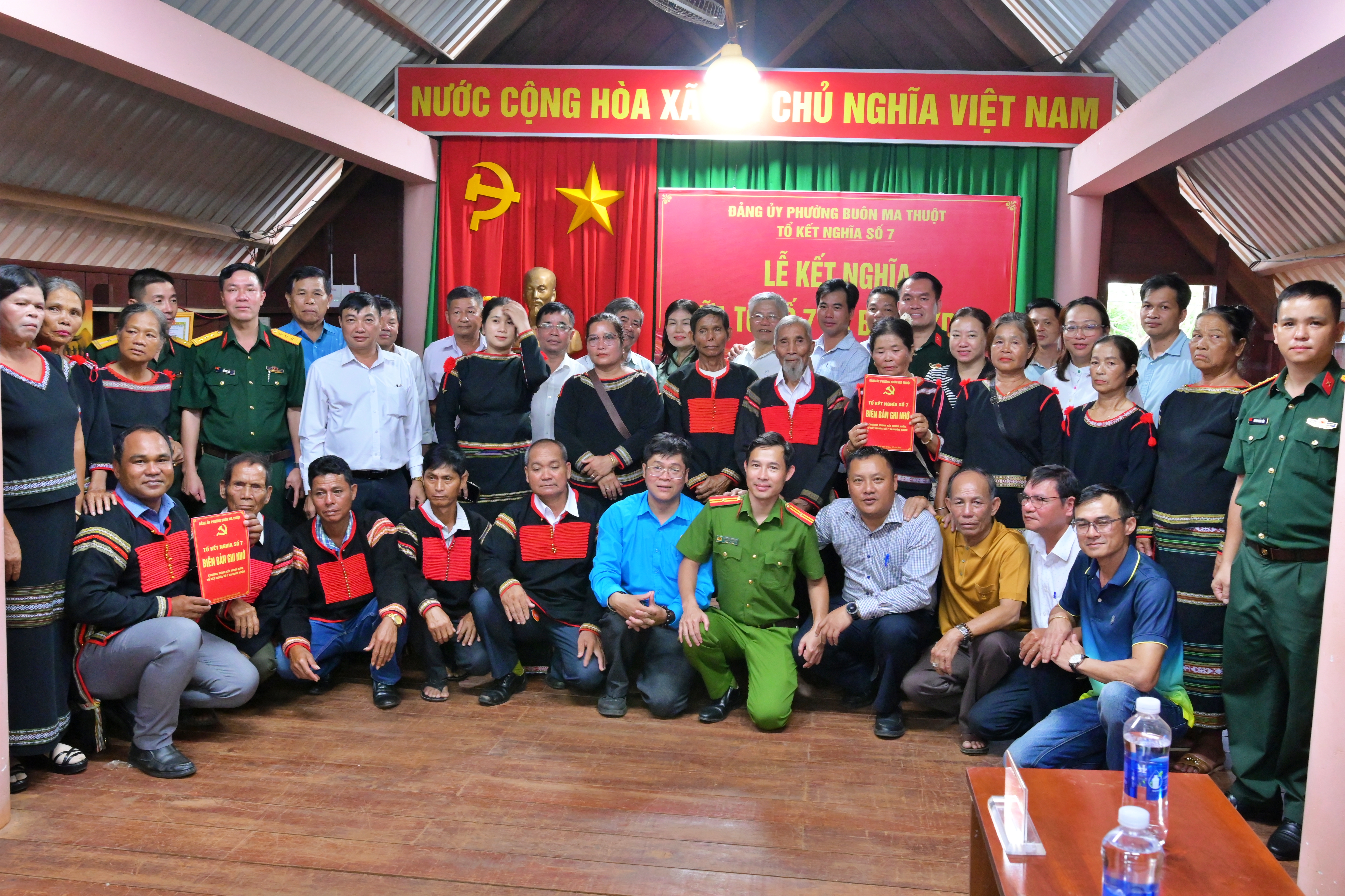 LỄ KẾT NGHĨA GIỮA TỔ SỐ 7 VÀ BUÔN KDŬN, THẮT CHẶT TÌNH ĐOÀN KẾT, MANG BÌNH YÊN ĐẾN VỚI BUÔN LÀNG CÙNG XÂY DỰNG ĐỜI SỐNG ẤM NO