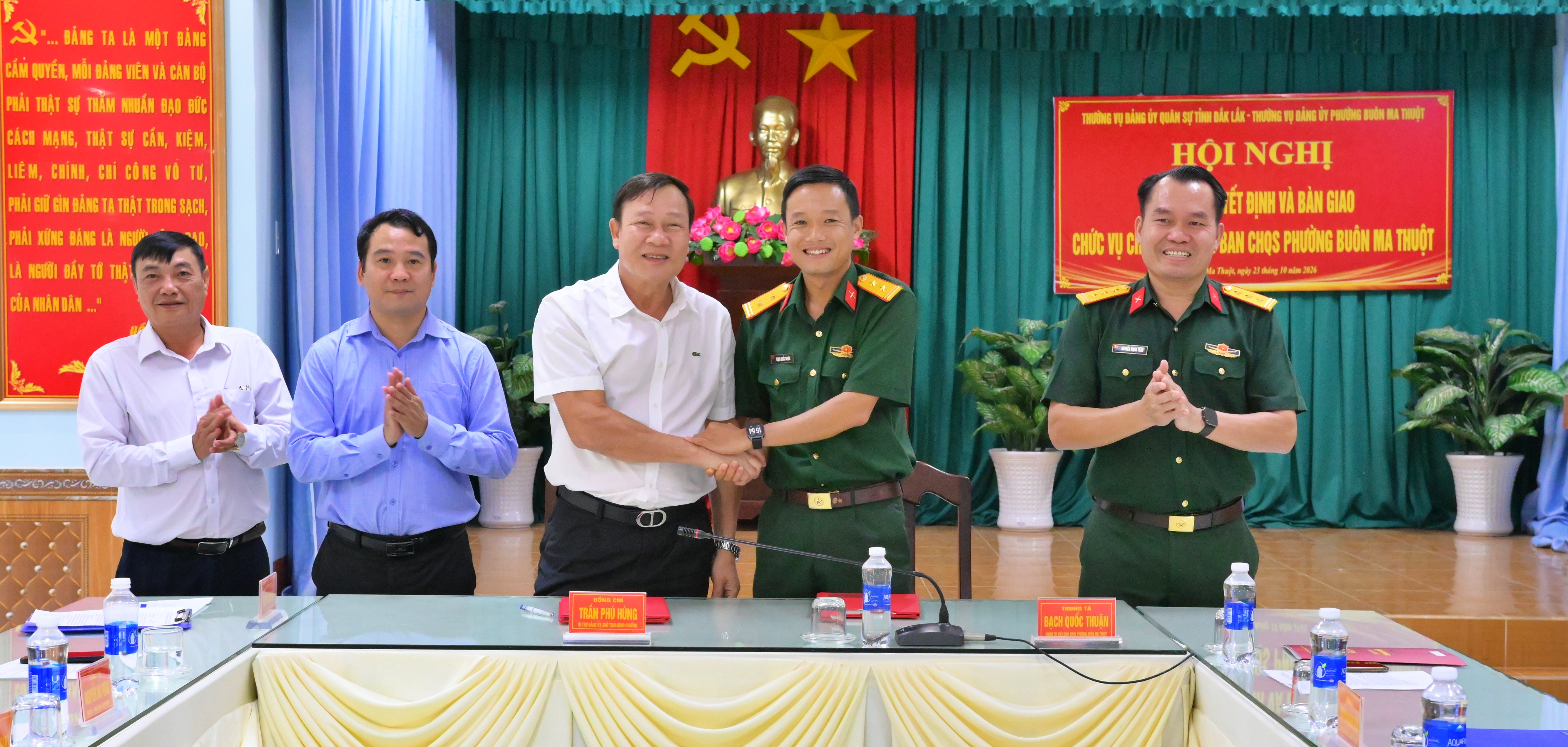 Hội nghị công bố quyết định và bàn giao chức vụ Chính trị viên Ban CHQS phường Buôn Ma Thuột
