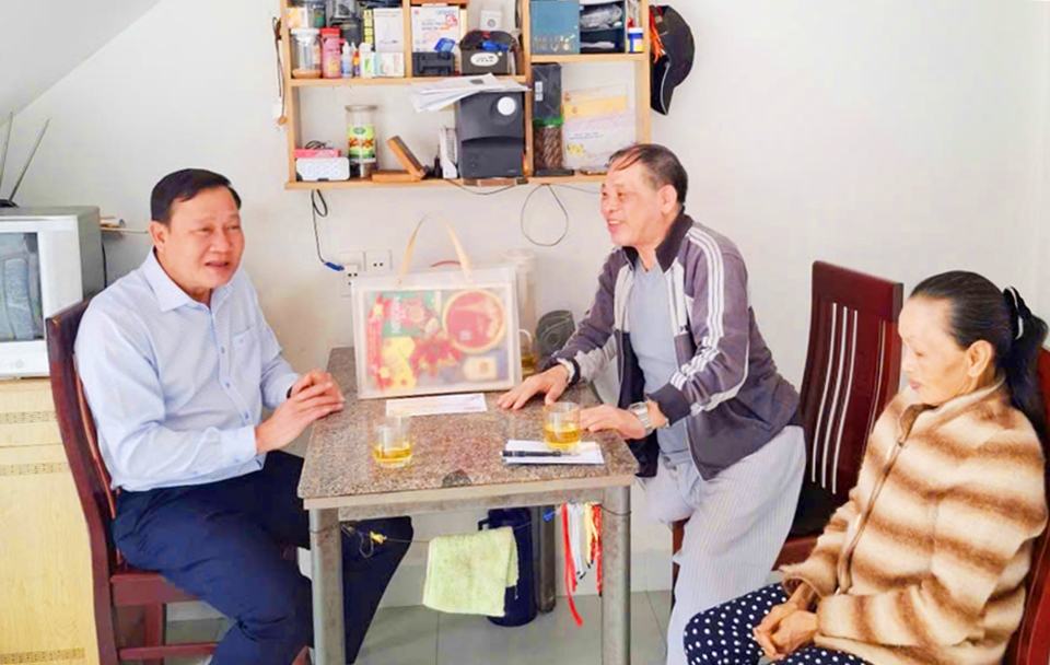 Lãnh đạo phường Buôn Ma Thuột: Thăm, tặng quà Tết gia đình chính sách tiêu biểu trên địa bàn.