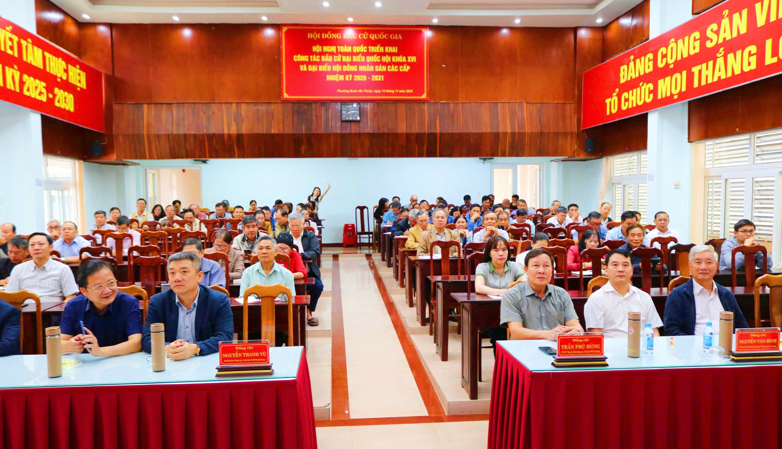 Tham dự hội nghị trực tuyến học tập, quán triệt và triển khai Nghị quyết Đại hội XIV của Đảng tại điểm cầu phường Buôn Ma Thuột.