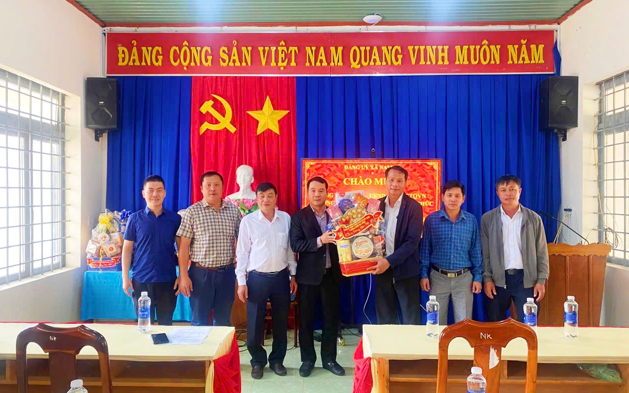 Phó Bí thư Thường trực Đảng uỷ phường Buôn Ma Thuột Nguyễn Văn Bình thăm, tặng quà và chúc tết xã Nam Ka (đơn vị kết nghĩa) nhân dịp tết Nguyên đán Bính Ngọ 2026.