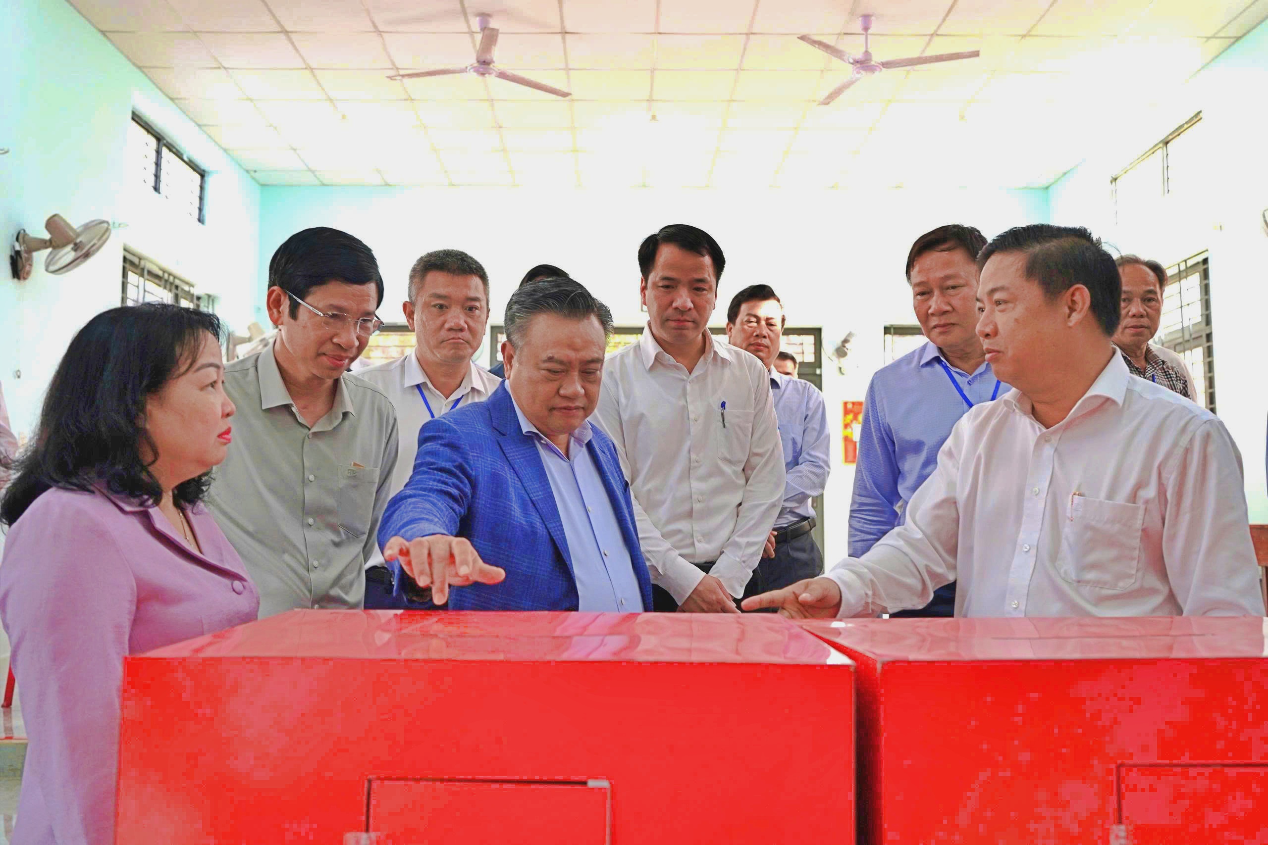 Ủy viên Bộ Chính trị, Chủ nhiệm Ủy ban Kiểm tra Trung ương Trần Sỹ Thanh kiểm tra thực tế khu vực bỏ phiếu số 38, phường Buôn Ma Thuột