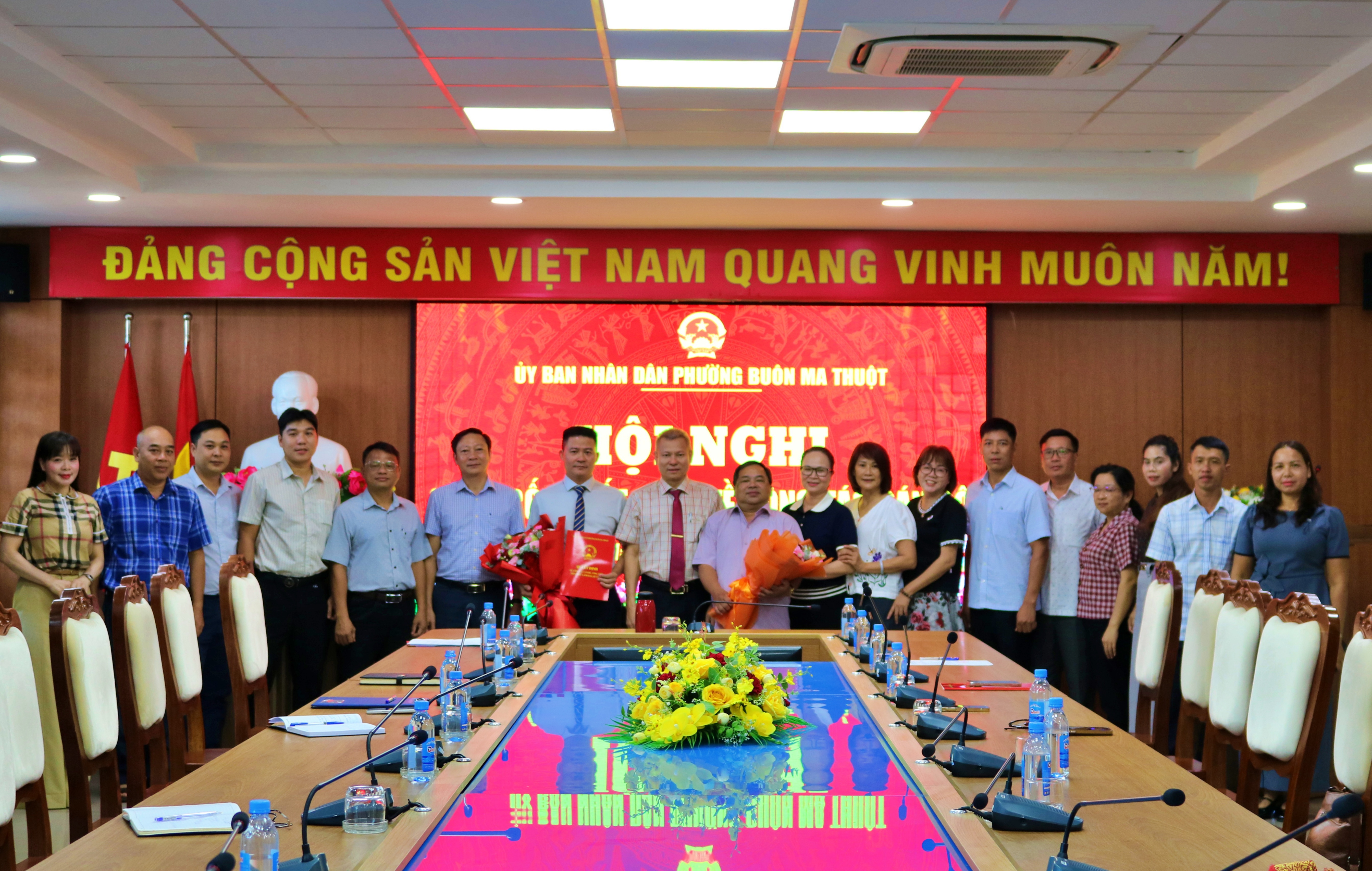 Công bố Quyết định của Ban Thường vụ Đảng uỷ về công tác cán bộ và Quyết định của UBND phường về tiếp nhận và bổ nhiệm viên chức giữ chức vụ Giám đốc Trung tâm Cung ứng dịch vụ sự nghiệp công phường Buôn Ma Thuột